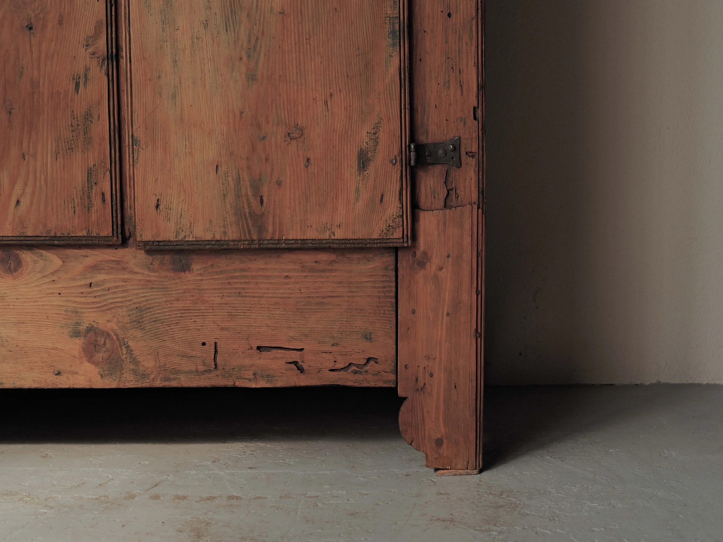 20260402M1-Armoire-alpine-en-pin-massif-art-populaire-savoie-18eme-siecle-14.jpg