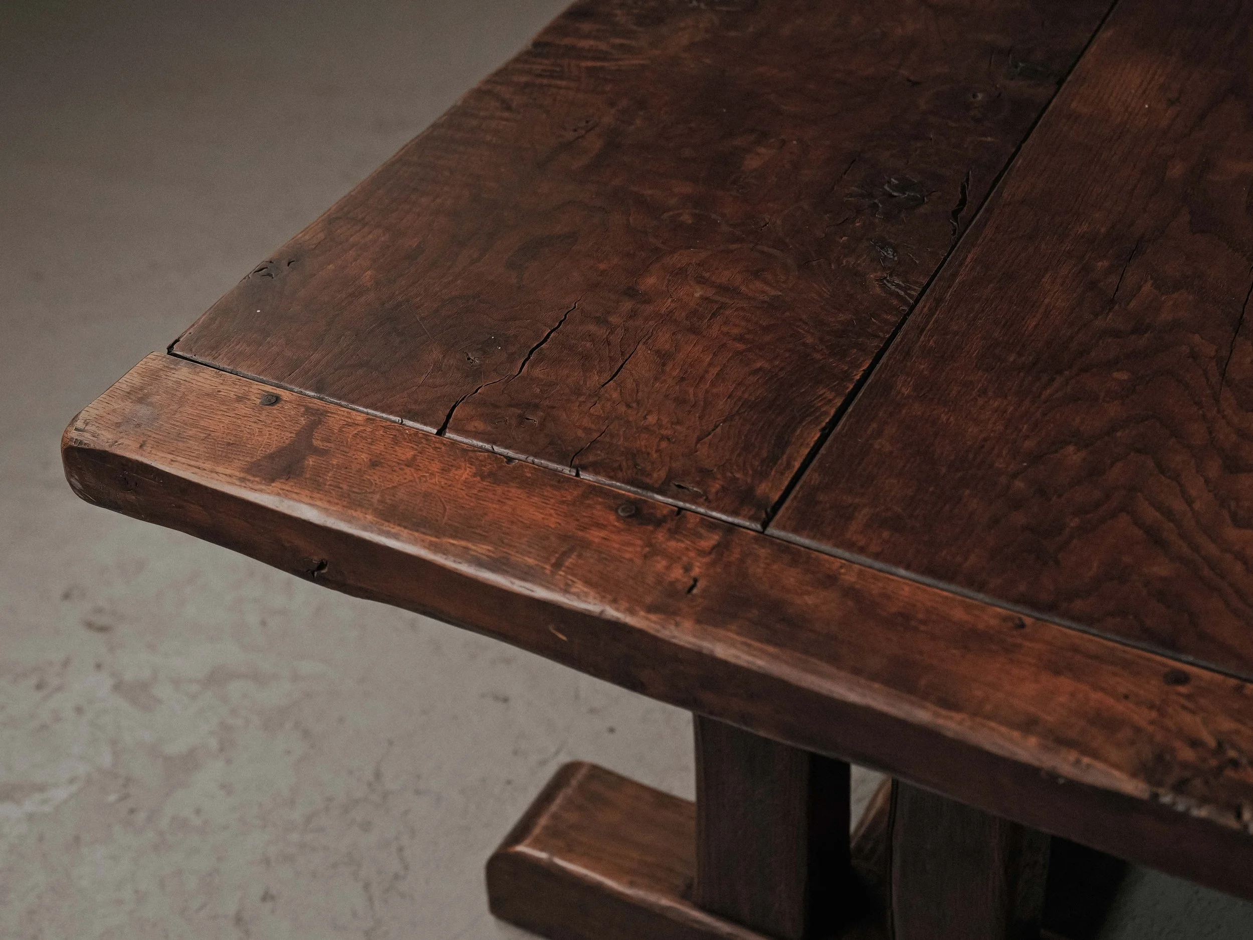 20260802T-Table-artisanale-en-chene-massif-signe-J.Mercier-Vers-1950-4.jpg