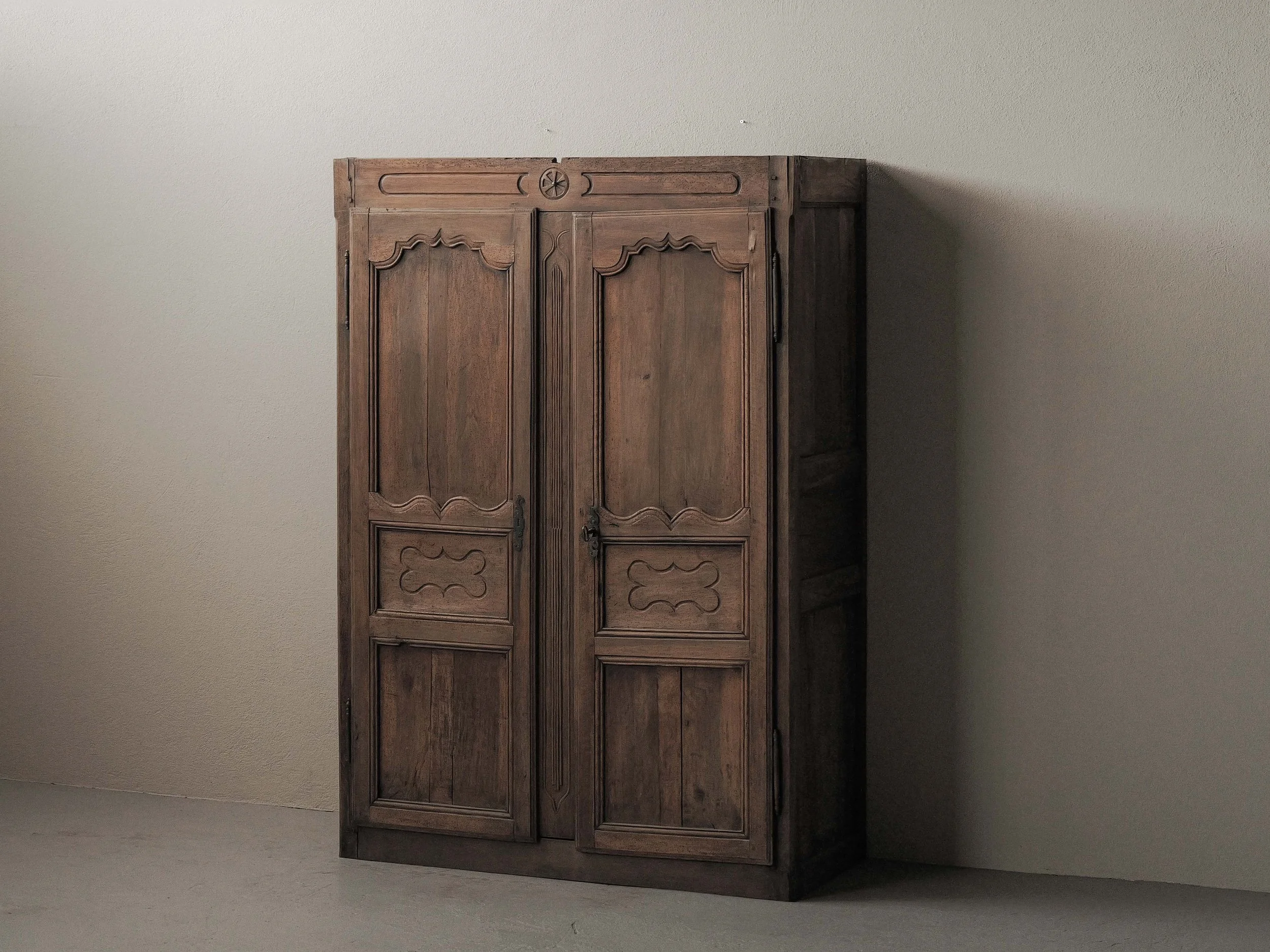 20260506M-armoire-paysanne-en-bois-massif-art-populaire-Auvergne-Cantal-19eme-siecle-2.jpg