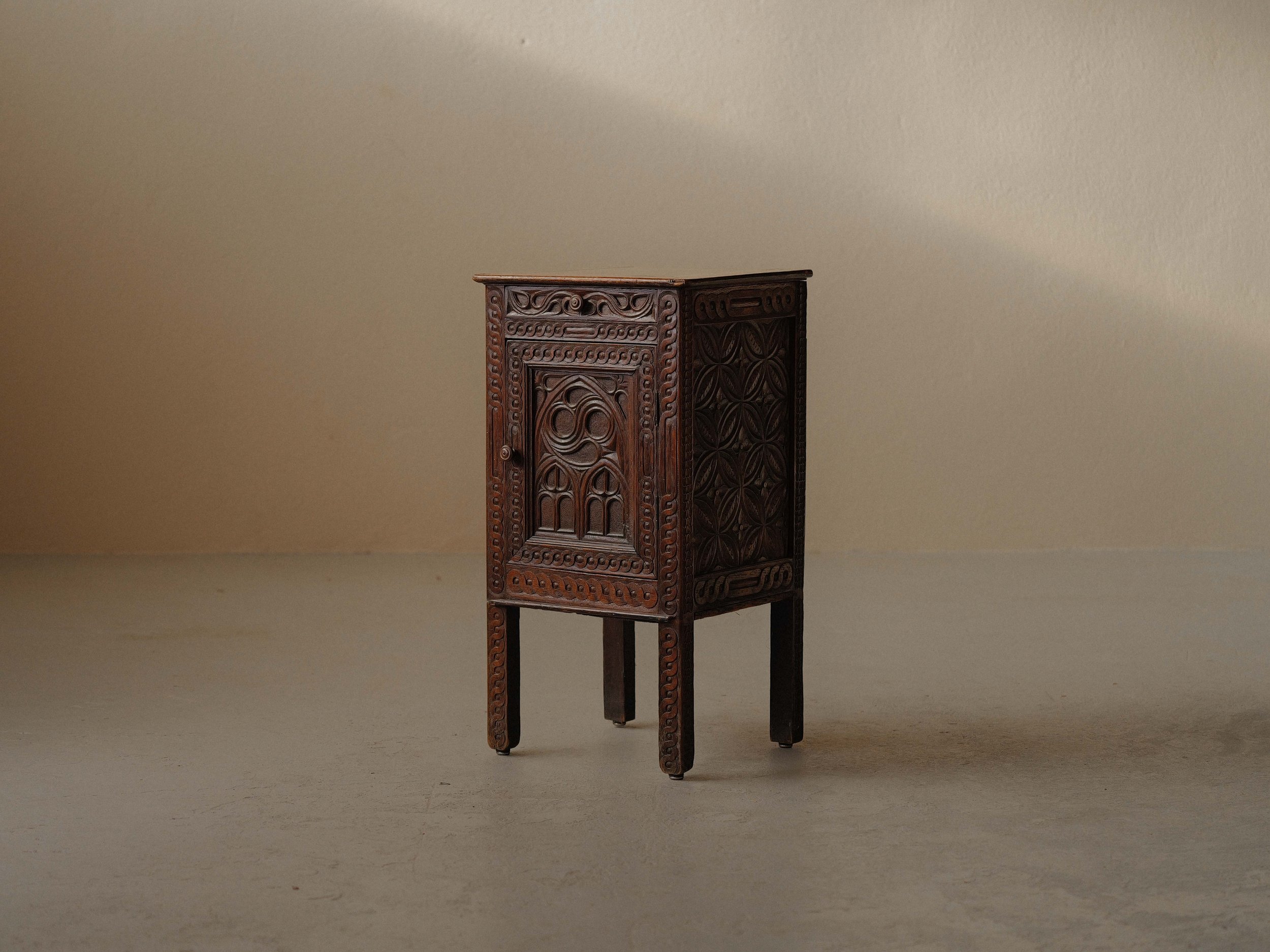 🔴 Petit meuble breton sculpté – Art populaire, vers 1900