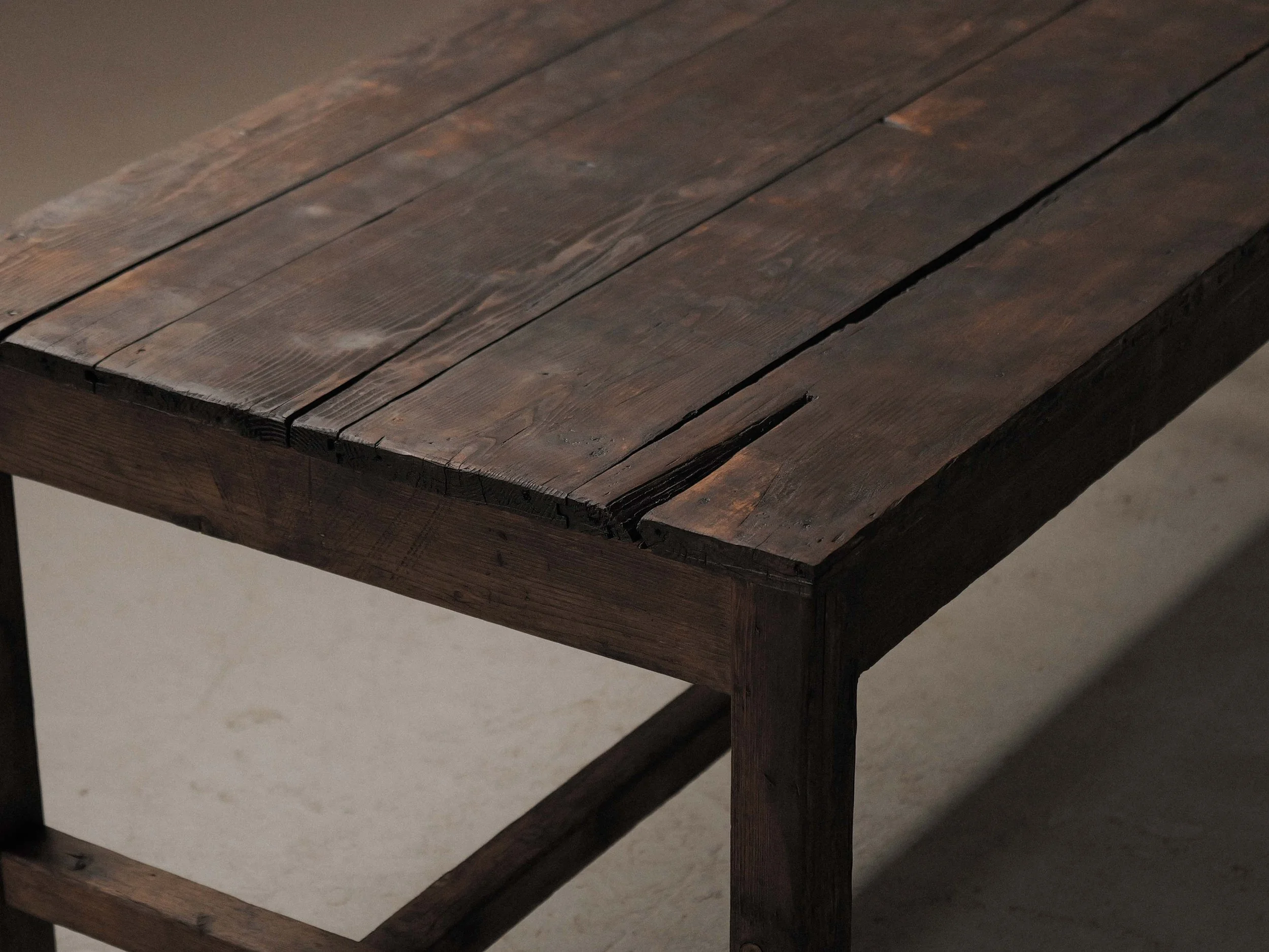 20260917T3-Table-de-ferme-en-pin-massif-travail-artisanal-debut-XXeme-siecle-12.jpg