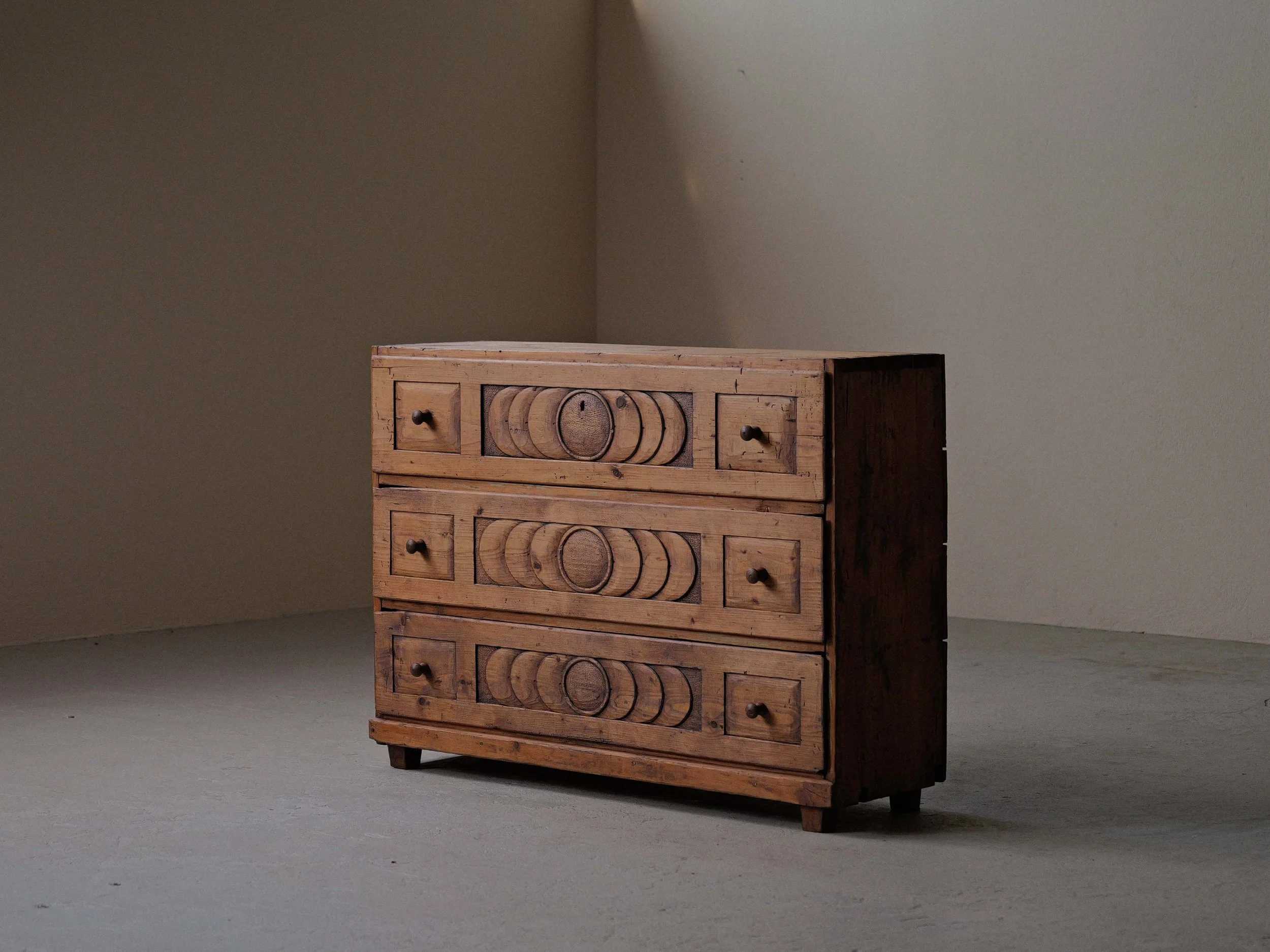 🔴 Commode en pin, Alsace ou sud de l'Allemagne, XIXe siècle