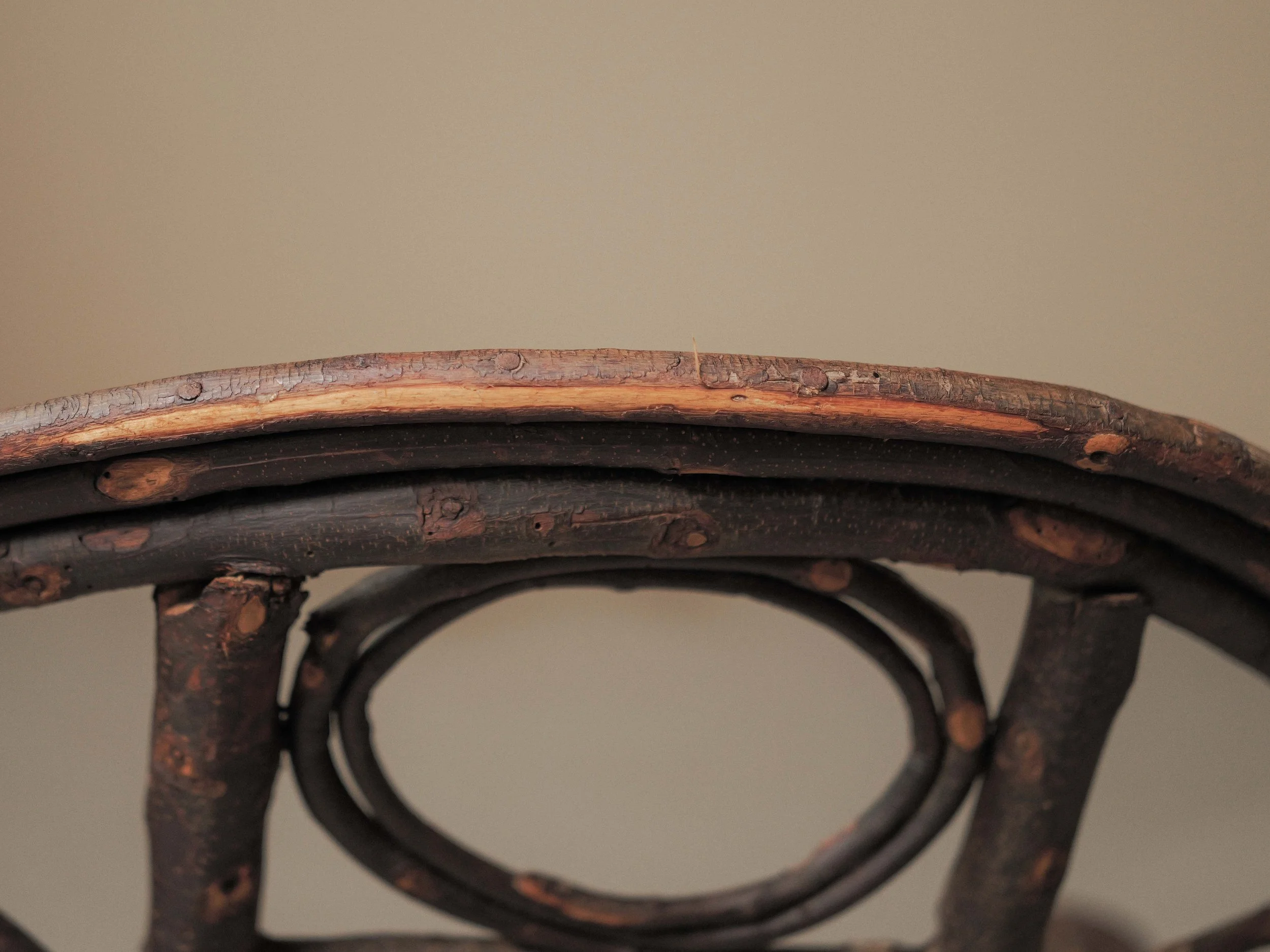 20261014A-Fauteuil-sculptural-en-branche-de-noisetier-artisanal-travail-populaire-auvergne-vers-1900-10.jpg