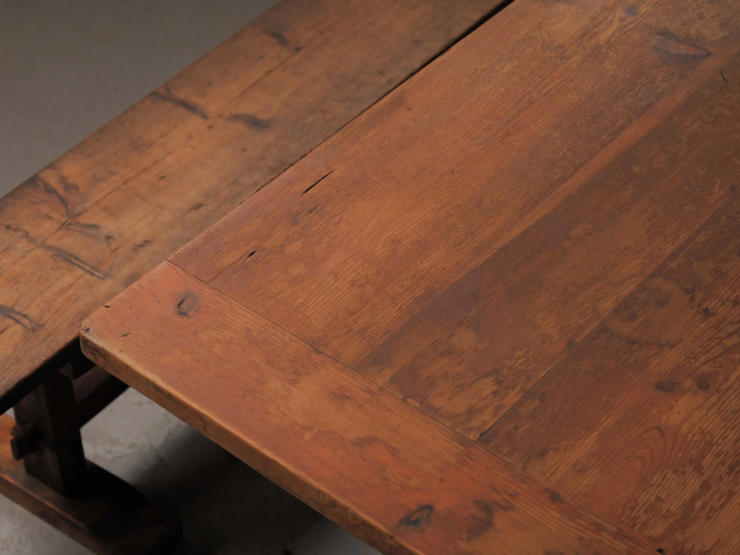 20260216T-table-et-bancs-en-pin-massif-France-vers-1970-8.jpg