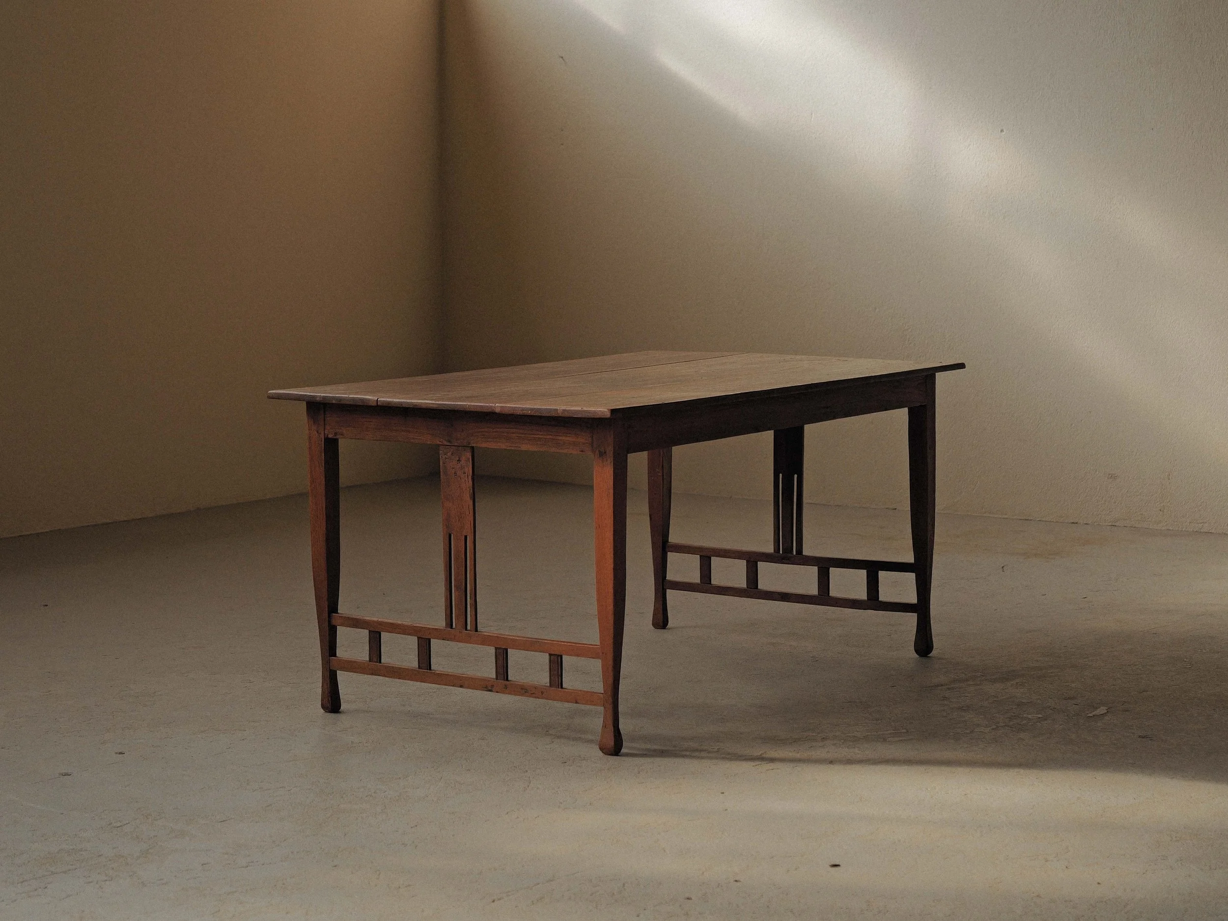 20261014T-Table-ou-bureau-en-chene-massif-de-style-arts-and-crafts-vers-1900-3.jpg