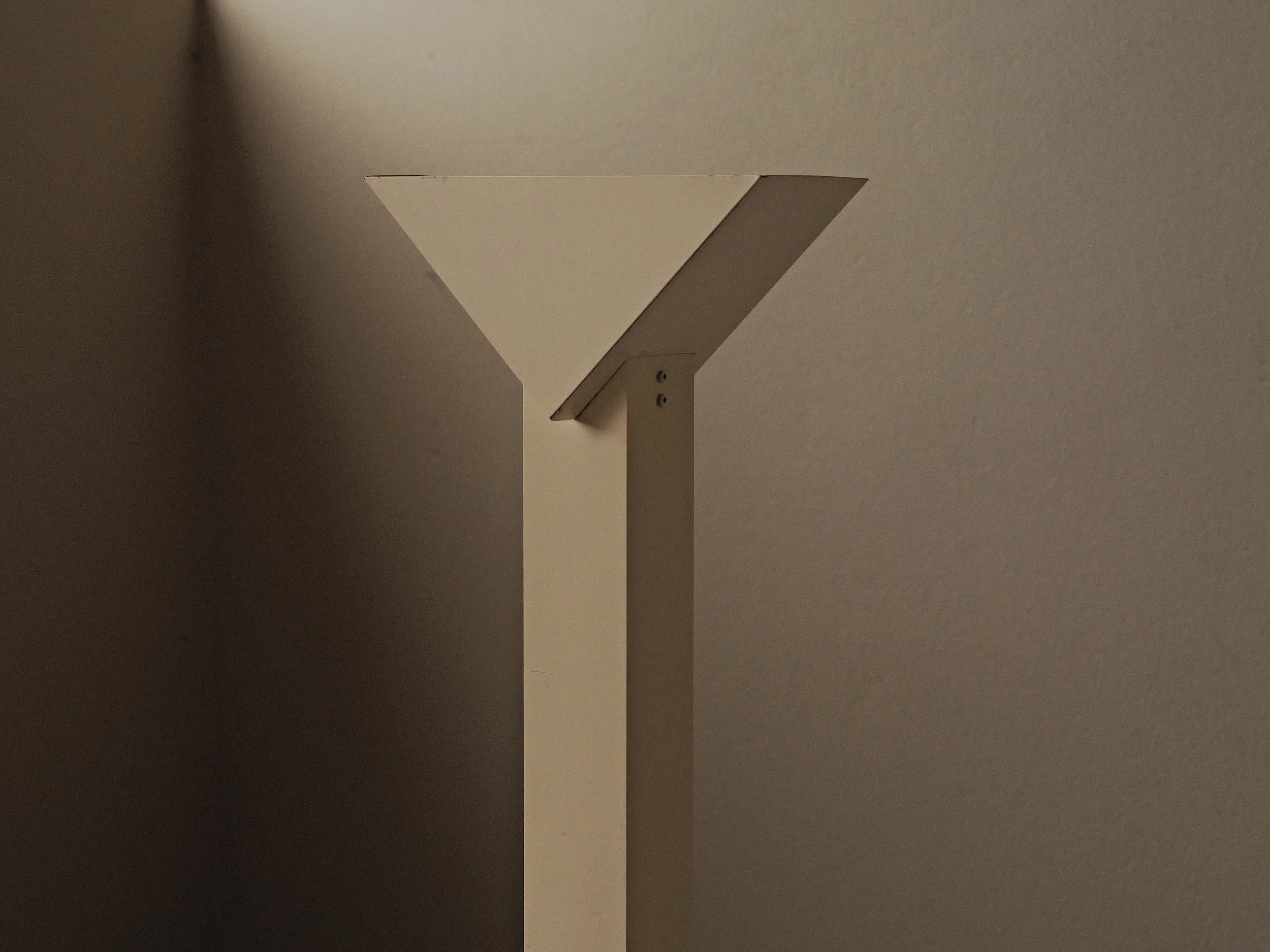 20260921L-lampadaire-minimaliste-et-geometrique-radical-design-couleur-creme-halogene-vers-1980-4.jpg