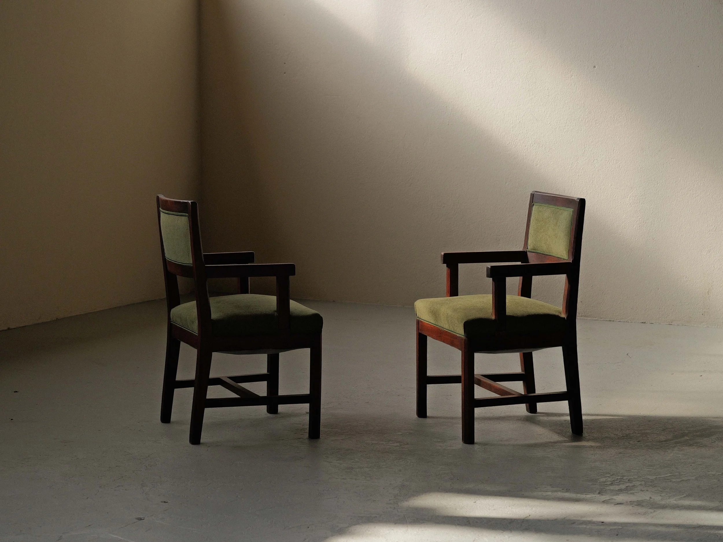 20260120A-paire-de-fauteuils-art-deco-chene-massif-et-tissu-vert-mousse-france-1930-2.jpg