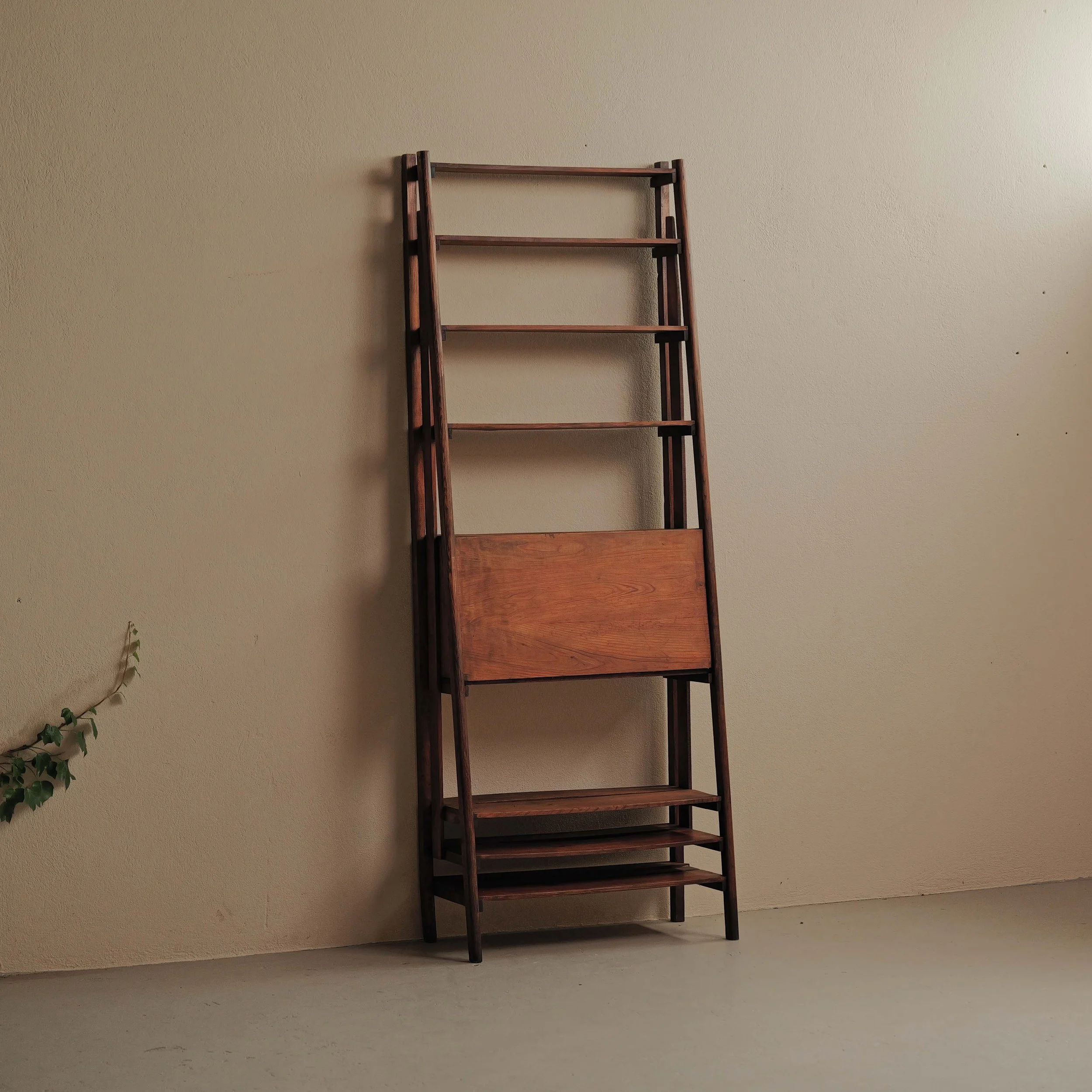 20260629M3-Meuble-artisanal-ou-d-architecte-etagere-secretaire-en-pin-et-chene-Vers-1960.jpg