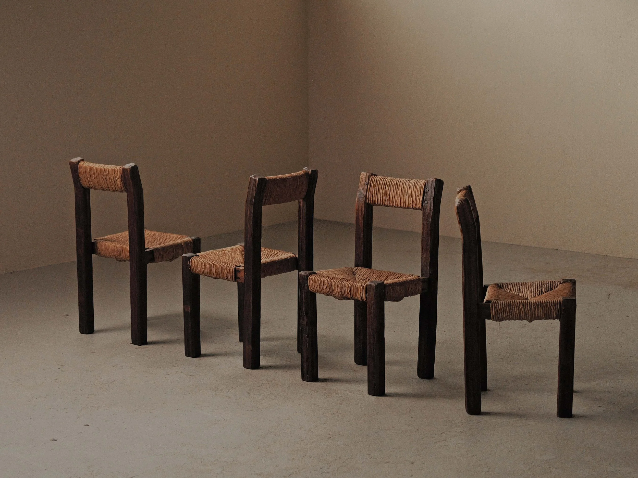 20261019A-ensemble-de-4-chaises-en-meleze-massif-et-paille-tressee-travail-artisanal-francais-vers-1960-16.jpg