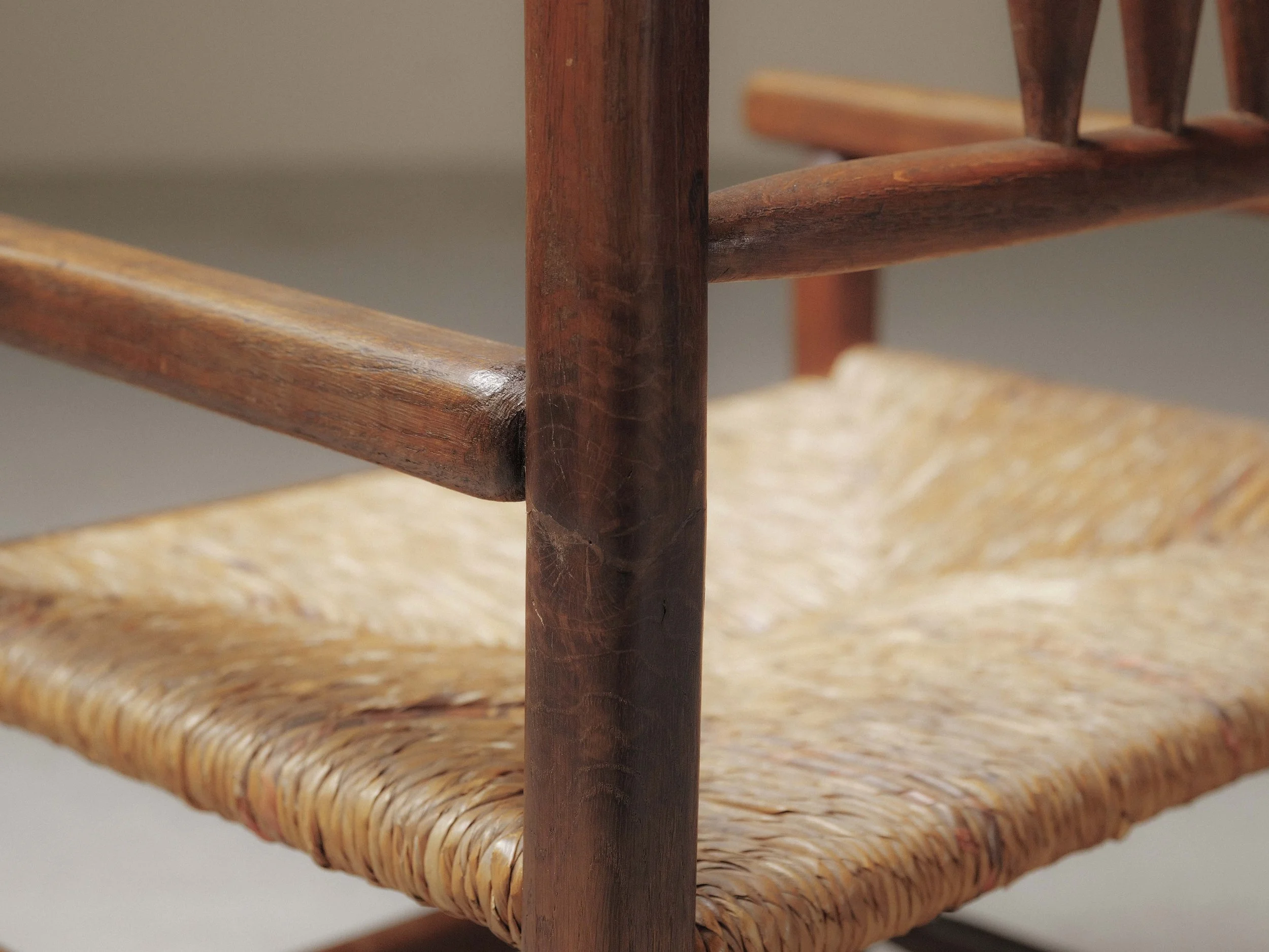 20260421A2-Fauteuil-bois-massif-paille-Vers-1950-13.jpg