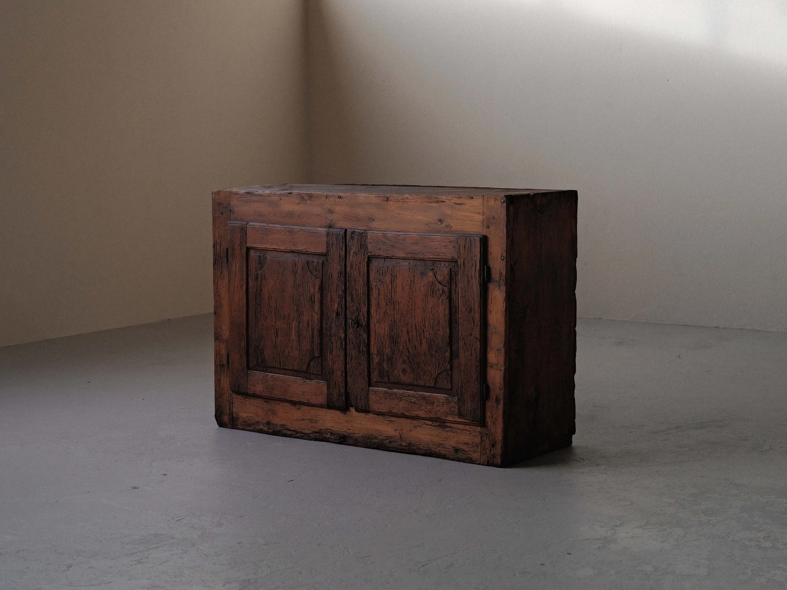 🔴 Buffet bas en pin massif, Auvergne, XIXᵉ siècle