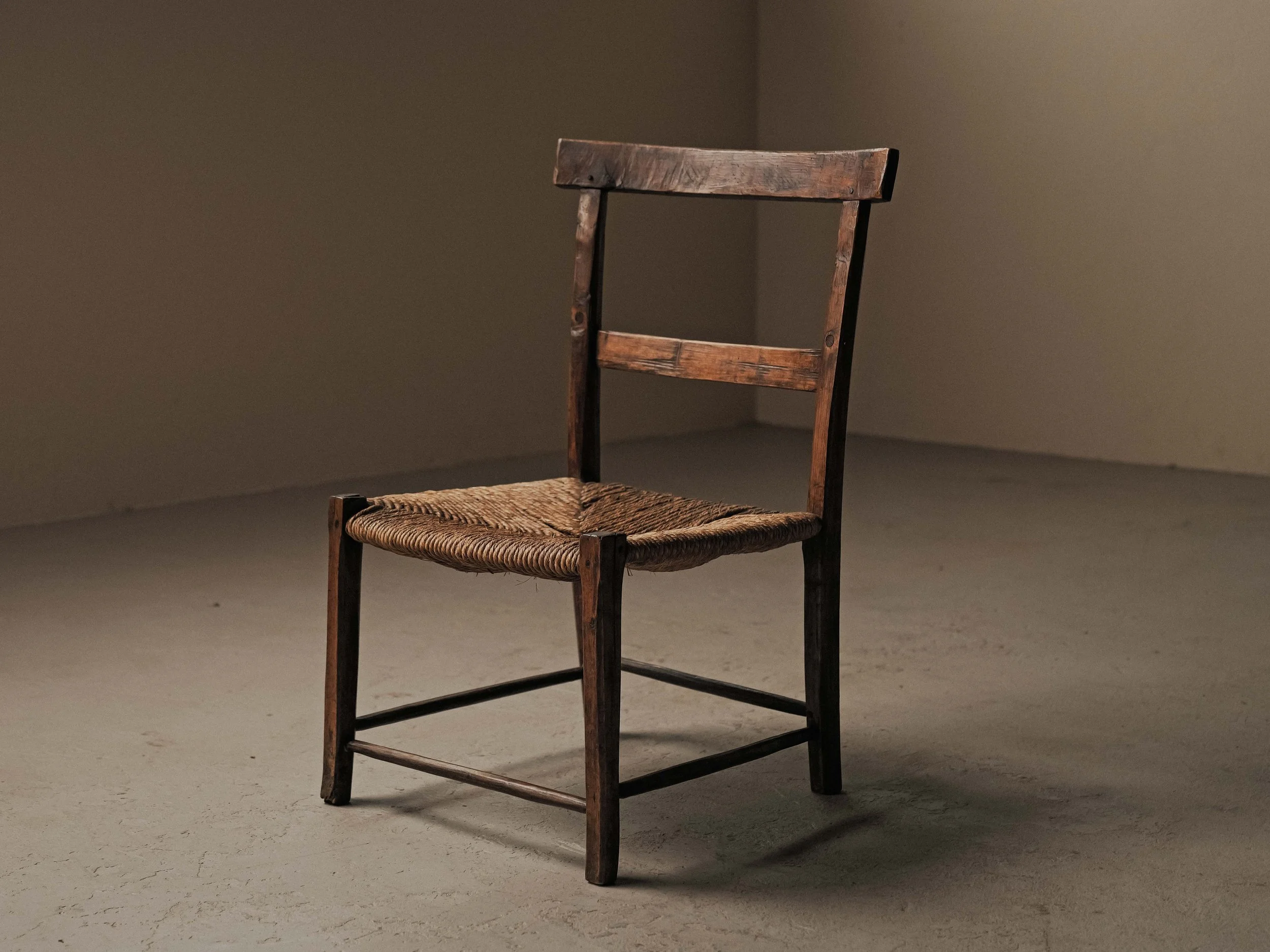 20260821A-fauteuil-art-populaire-auvergne-bois-massif-et-paille-tressee-19eme-siecle-4.jpg