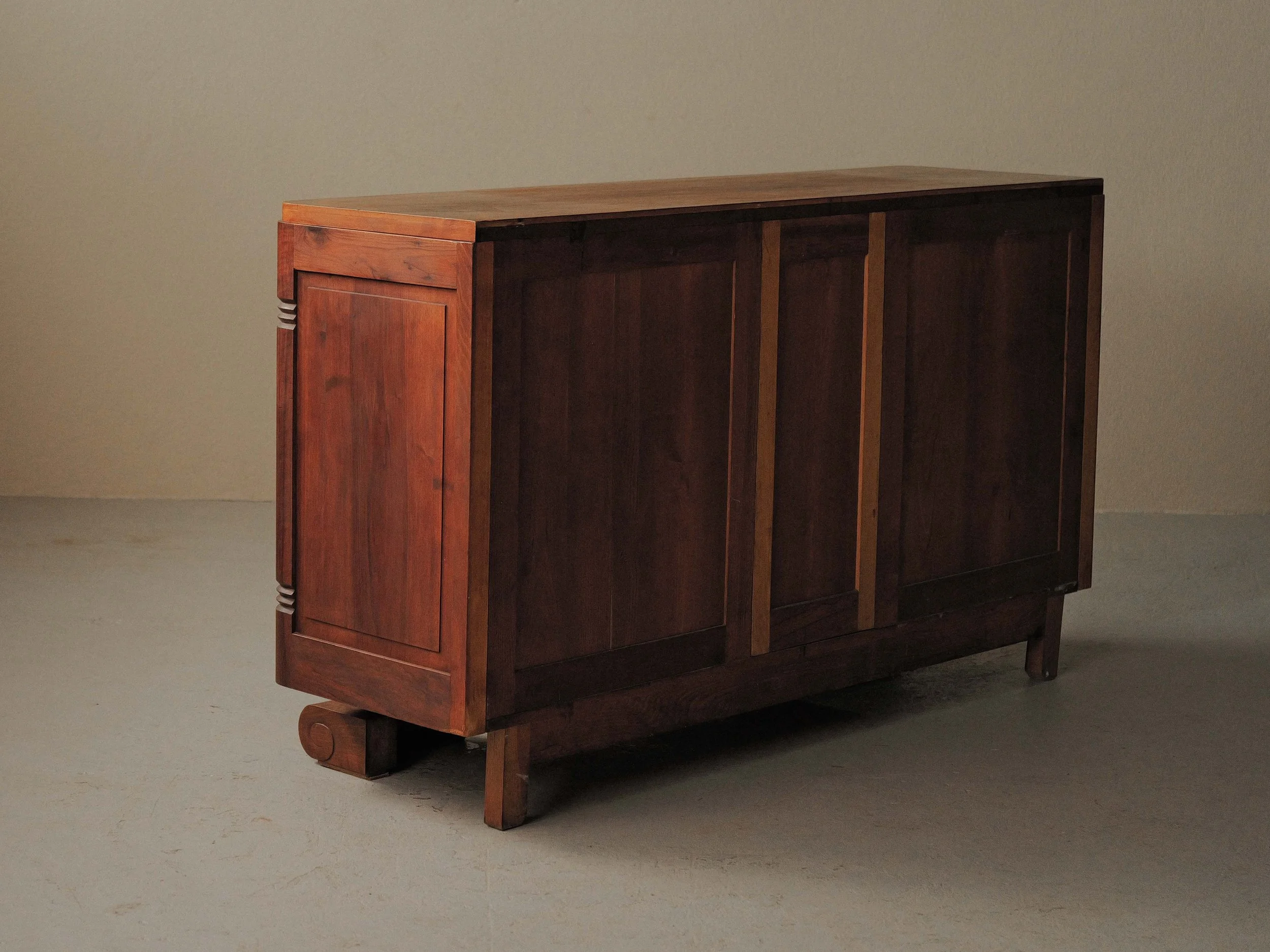 20260609M1-Buffet-de-style-art-deco-moderniste-en-noyer-et-placage-de-noyer-France-Circa-1940-17.jpg