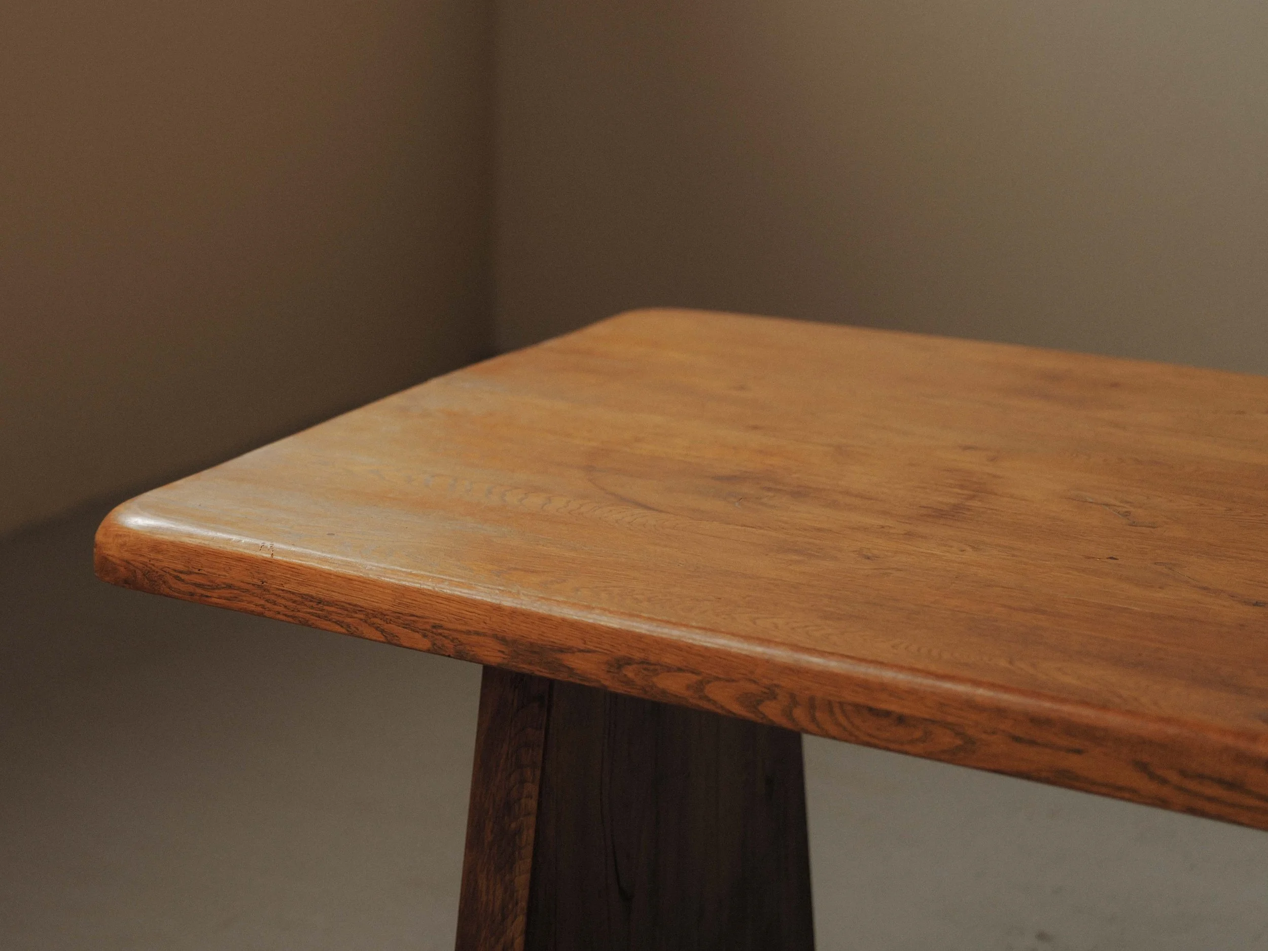 20260608T-table-de-repas-en-chene-massif-travail-artisanal-probablement-d-architecte-esprit-brutaliste-Vers-1980-13.jpg