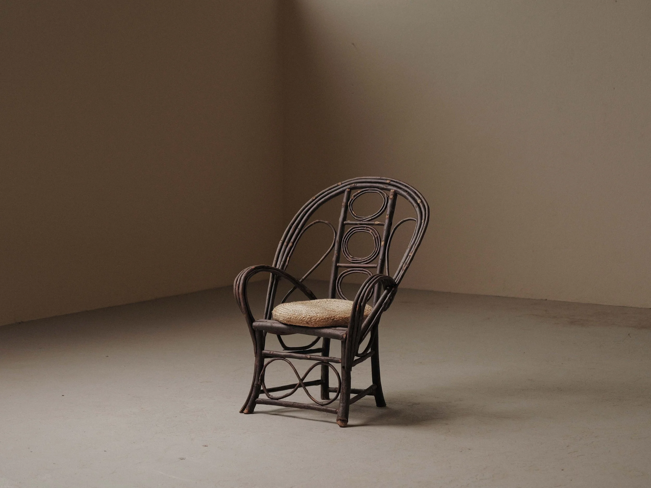 20261014A-Fauteuil-sculptural-en-branche-de-noisetier-artisanal-travail-populaire-auvergne-vers-1900.jpg