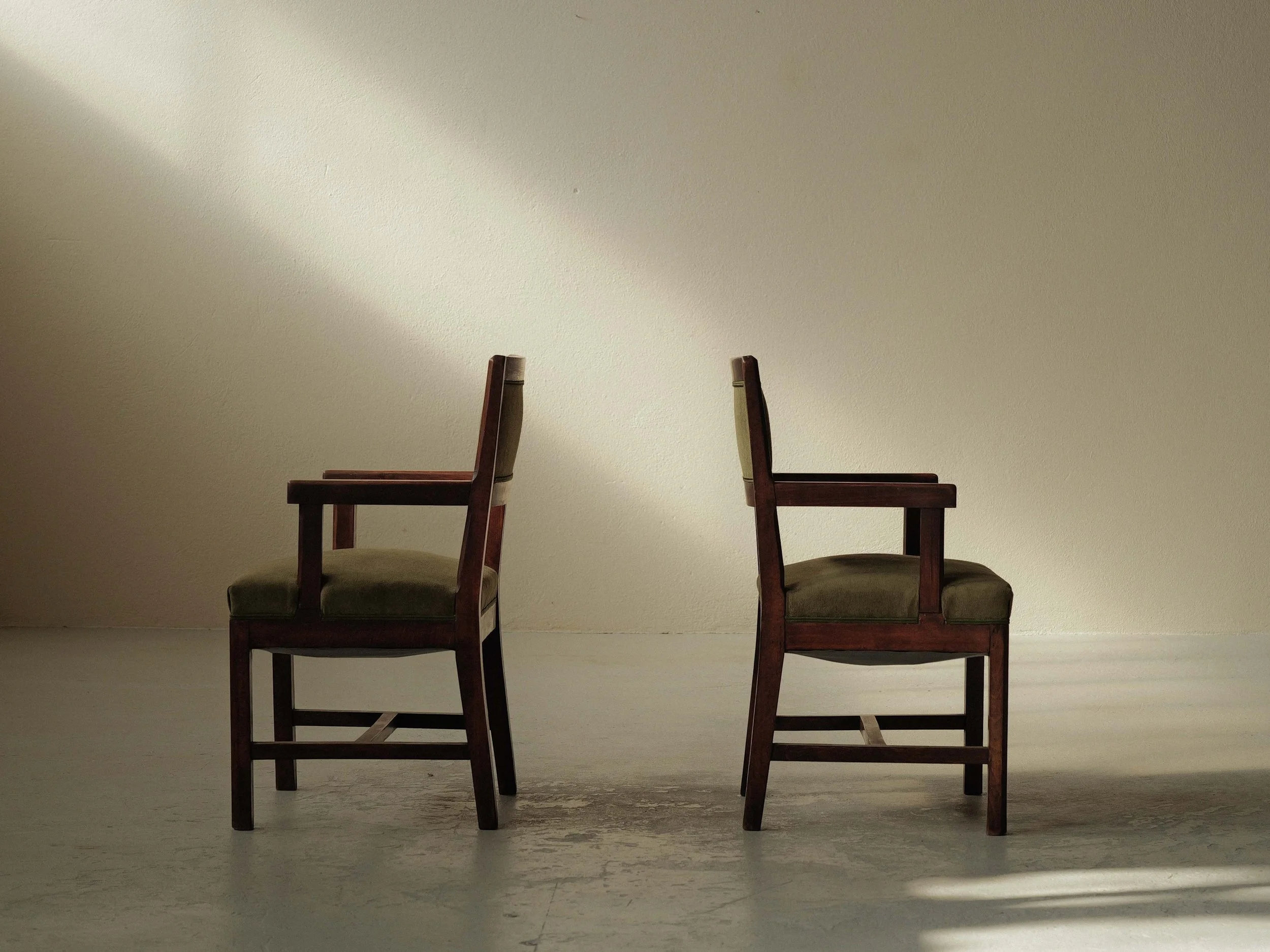20260120A-paire-de-fauteuils-art-deco-chene-massif-et-tissu-vert-mousse-france-1930-13.jpg