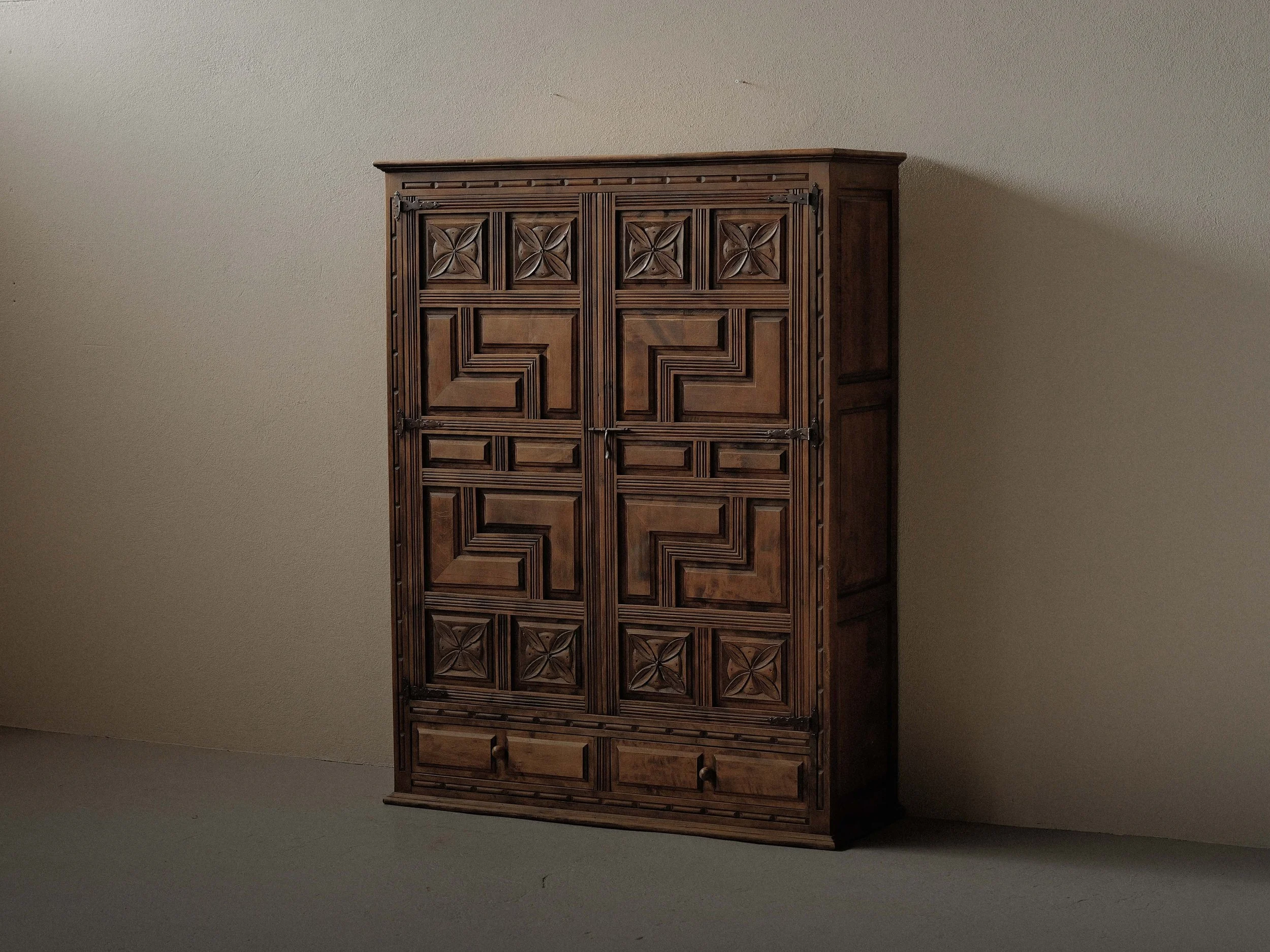 🔴 Cabinet artisanal à deux portes, Espagne, vers 1950