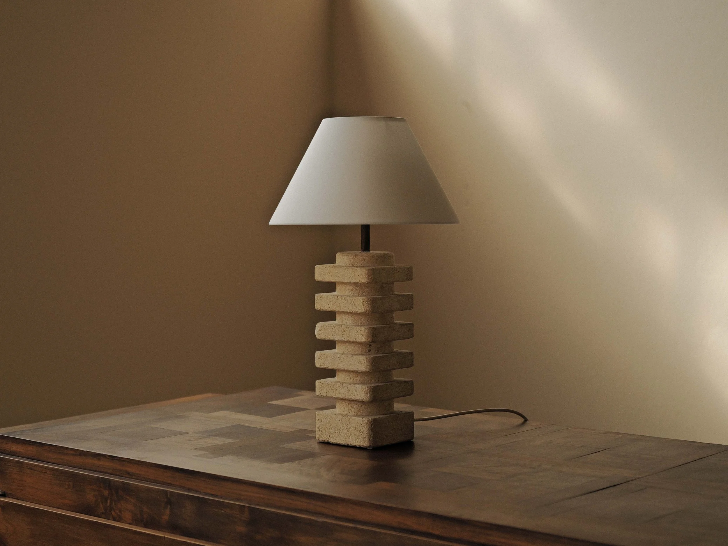 20251204L2-lampe-artisanale-en-pierre-calcaire-Travail-francais-vers-1970.jpg