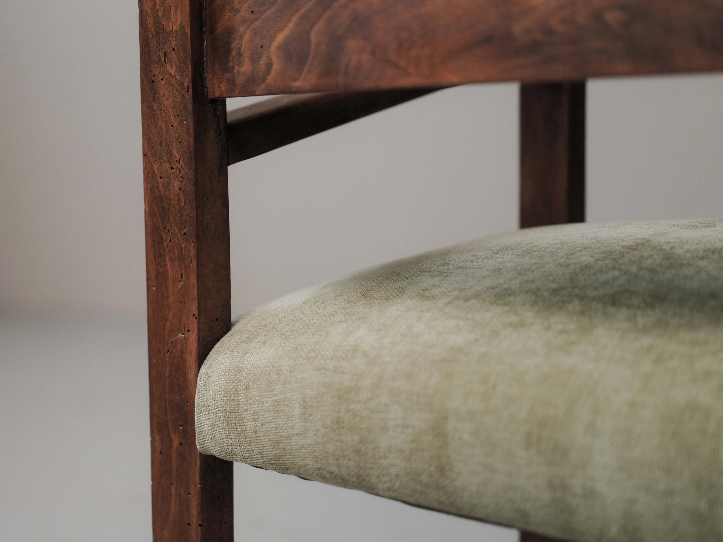 20260421A3-fauteuil-moderniste-bois-massif-et-tissu-france-vers-1950-17.jpg