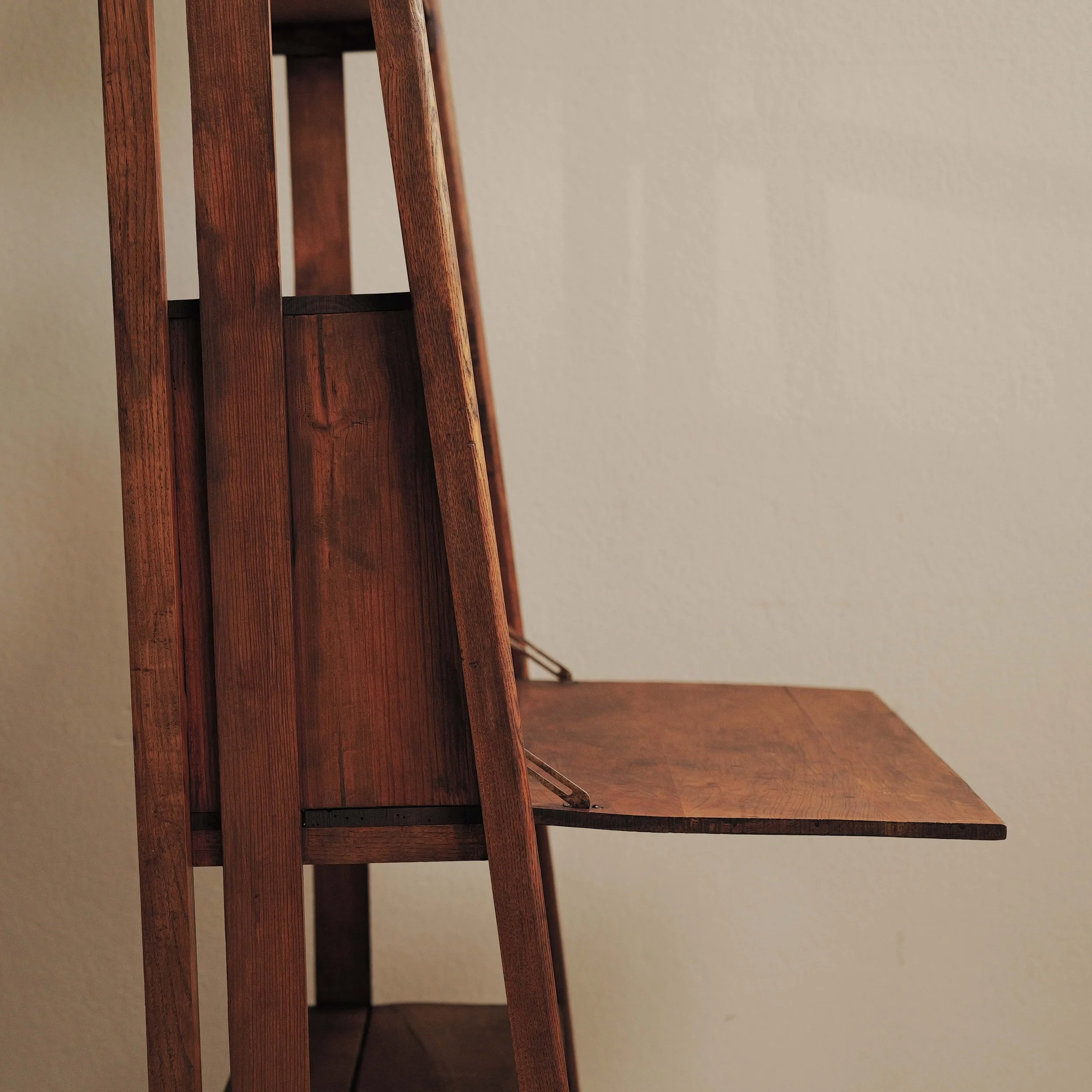 20260629M3-Meuble-artisanal-ou-d-architecte-etagere-secretaire-en-pin-et-chene-Vers-1960-13.jpg