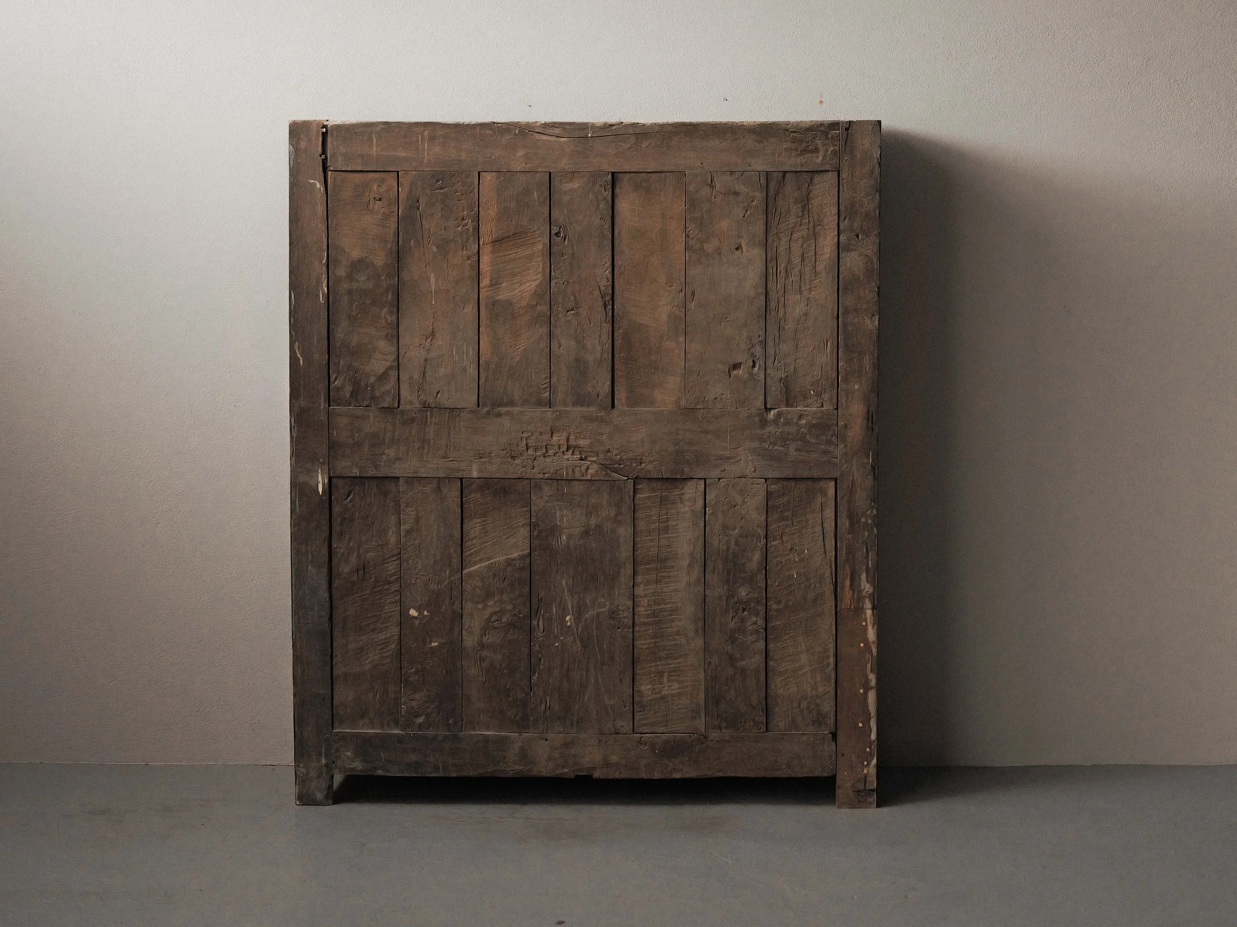 20260923M2-Armoire-coffre-en-chene-massif-entierement-sculptee-art-populaire-basque-19eme-siecle-24.jpg
