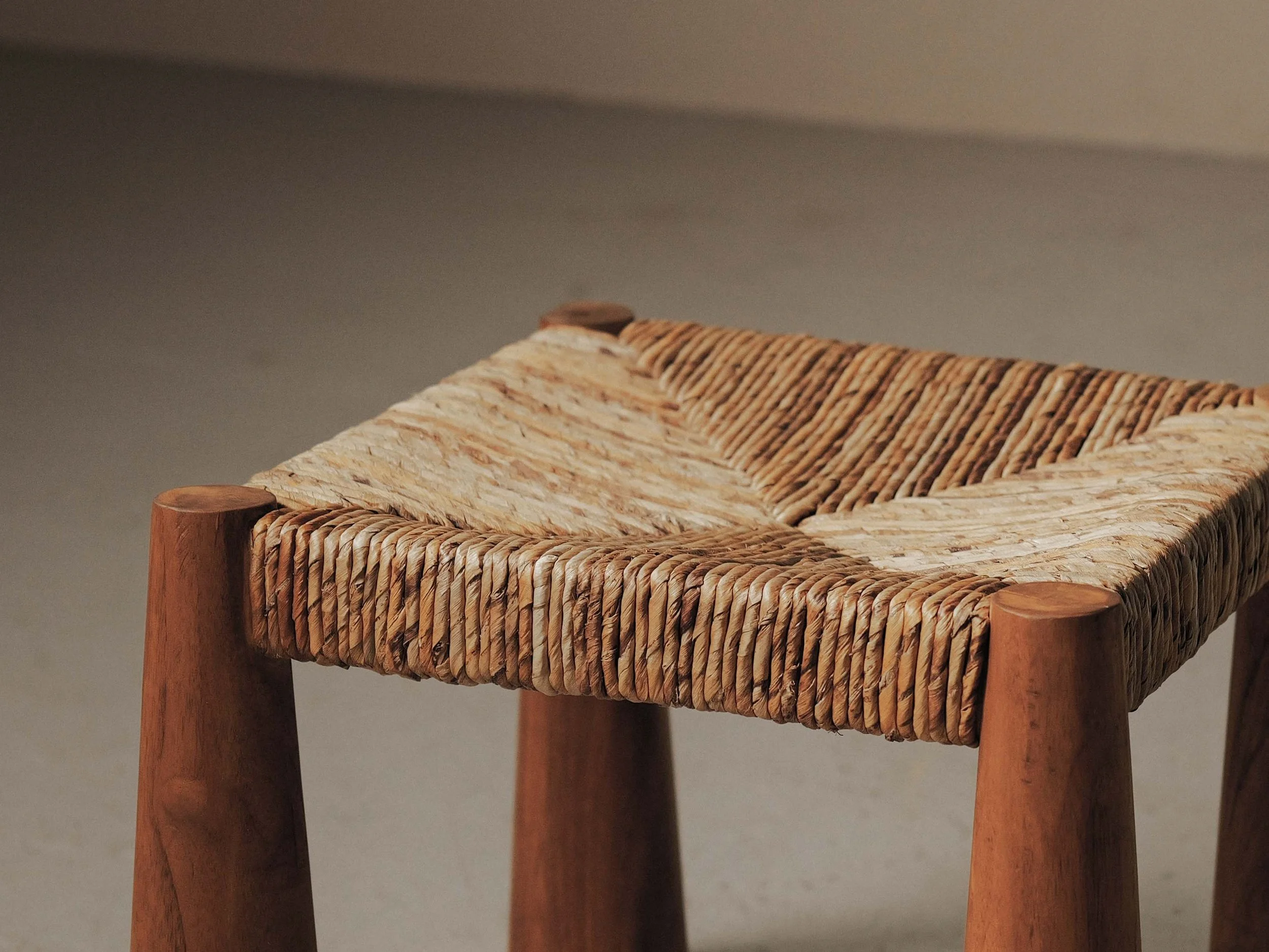 20260414A1-Grand-tabouret-artisanal-pieds-massues-bois-massif-et-paille-tressee-vers-1980-6.jpg