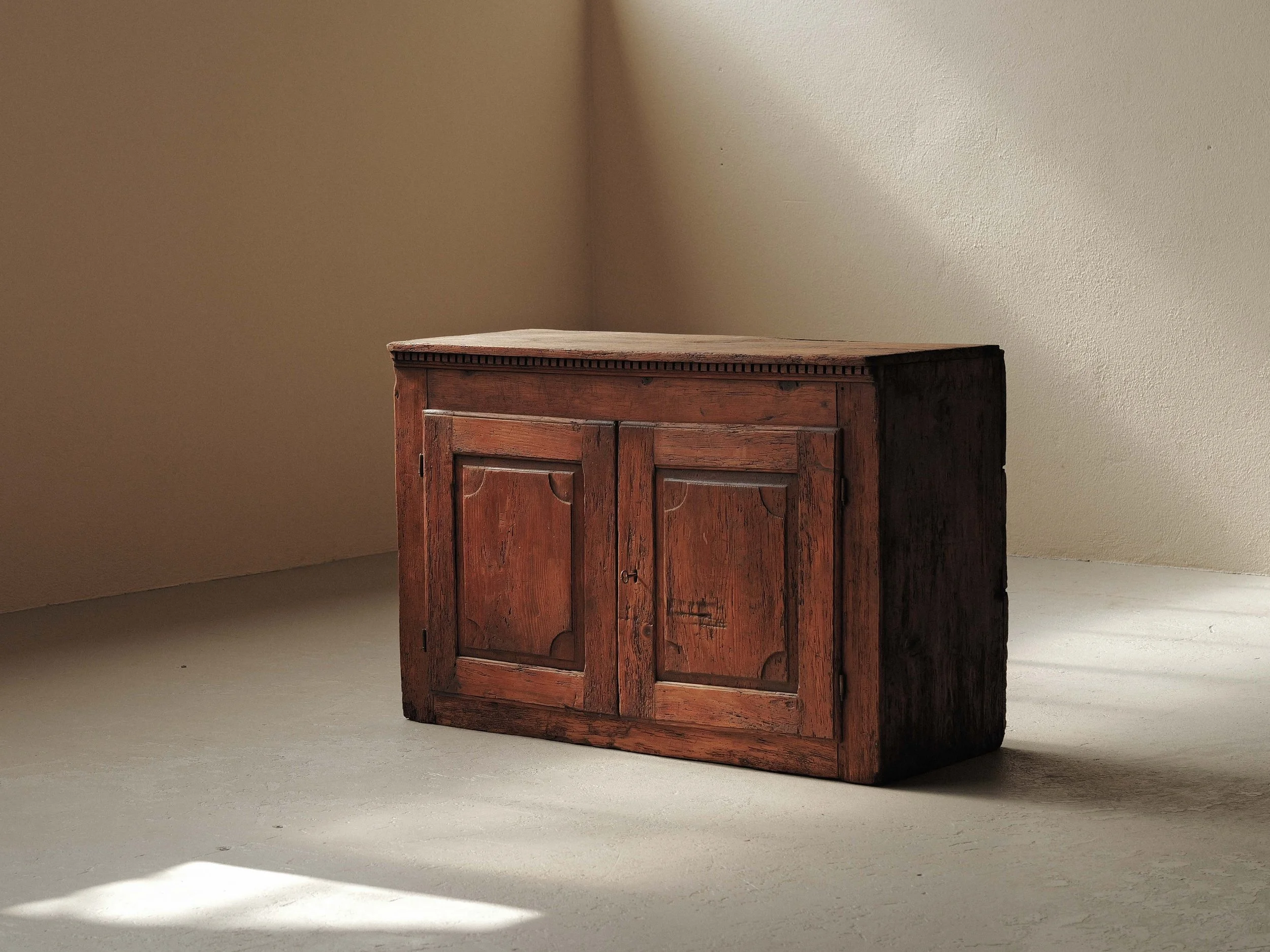 🔴 Buffet bas en pin massif, Auvergne, XIXᵉ siècle