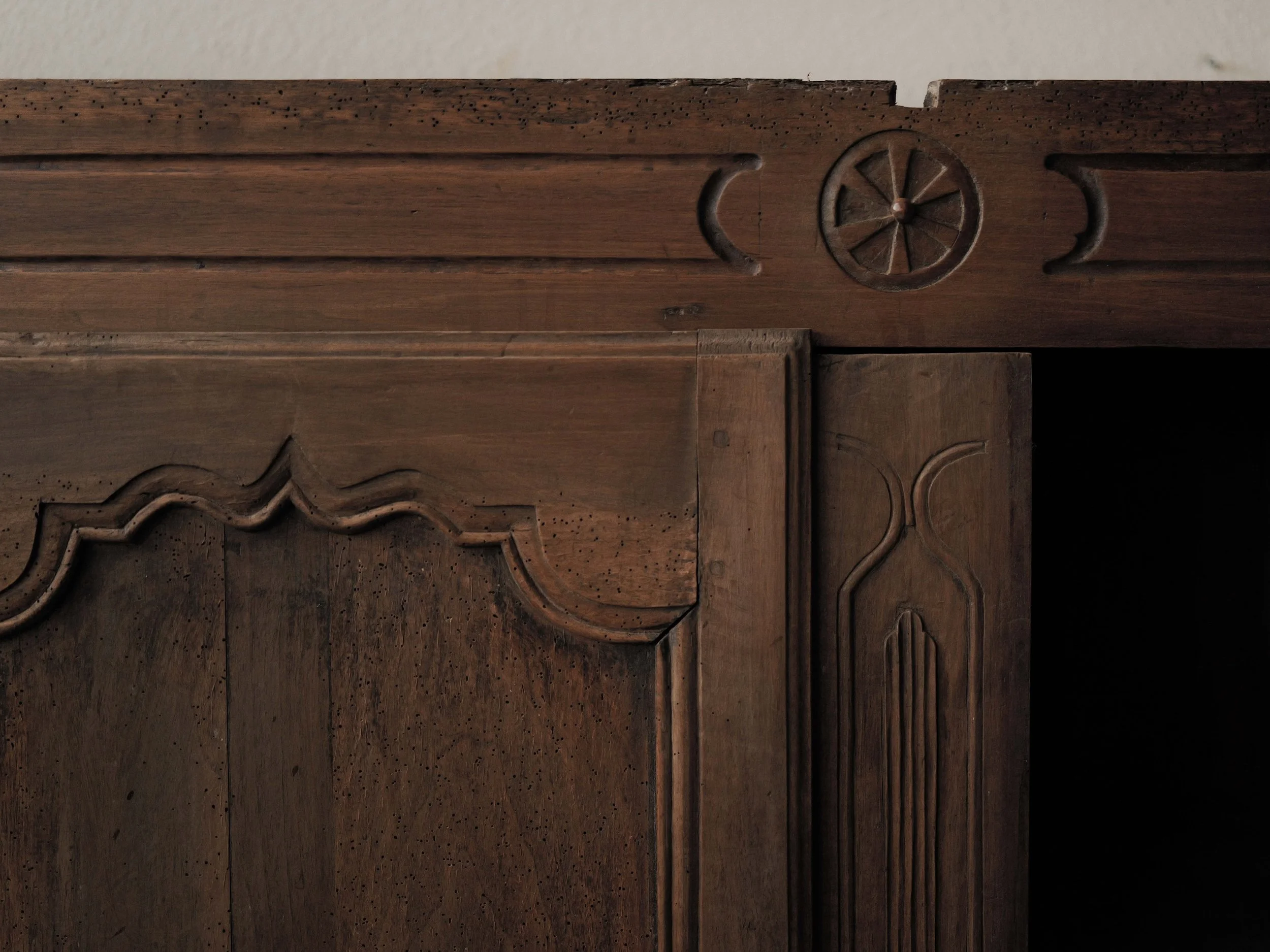 20260506M-armoire-paysanne-en-bois-massif-art-populaire-Auvergne-Cantal-19eme-siecle-19.jpg