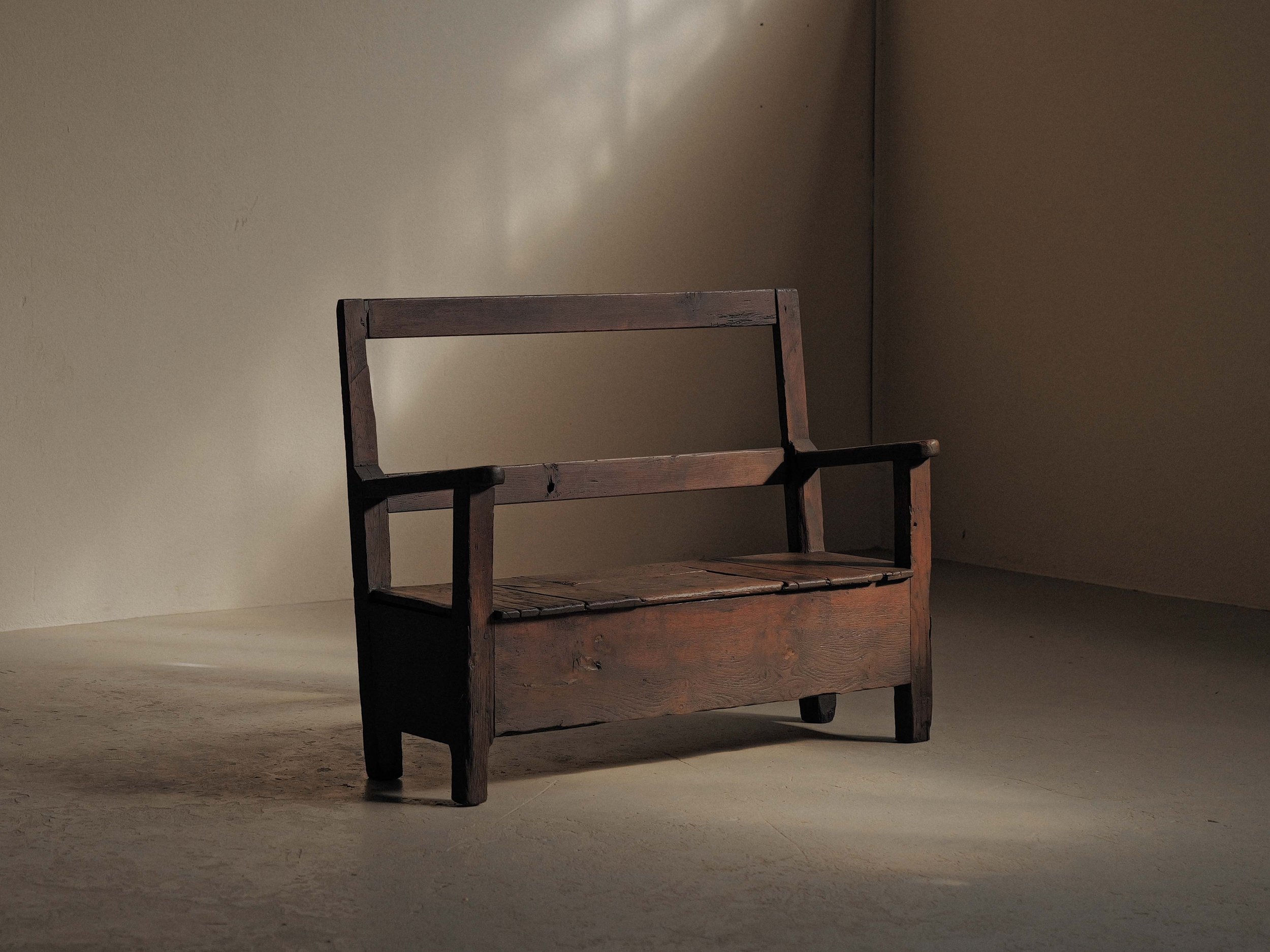 20260930A-banc-coffre-d-atre-en-bois-massif-travail-rural-auvergne-19-eme-siecle.jpg