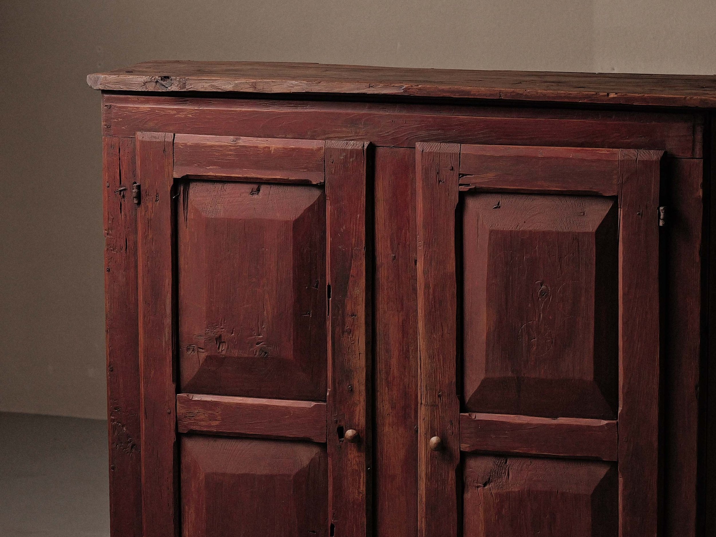20251209-armoire-meuble-alpin-pin-massif-Suisse-18eme-siecle-3.jpg