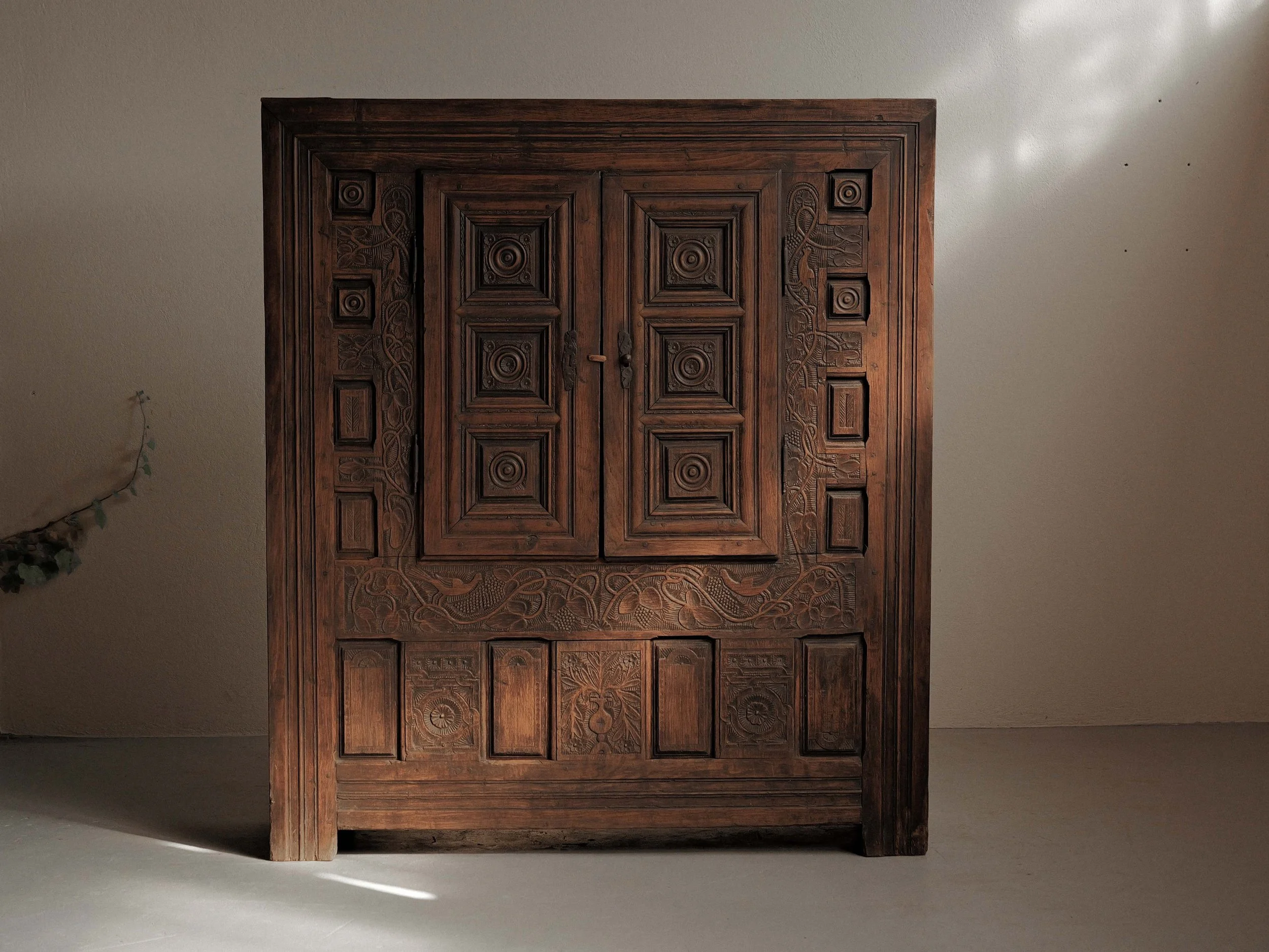 20260923M1-Armoire-coffre-en-chene-massif-entierement-sculptee-art-populaire-breton-19eme-siecle-24.jpg