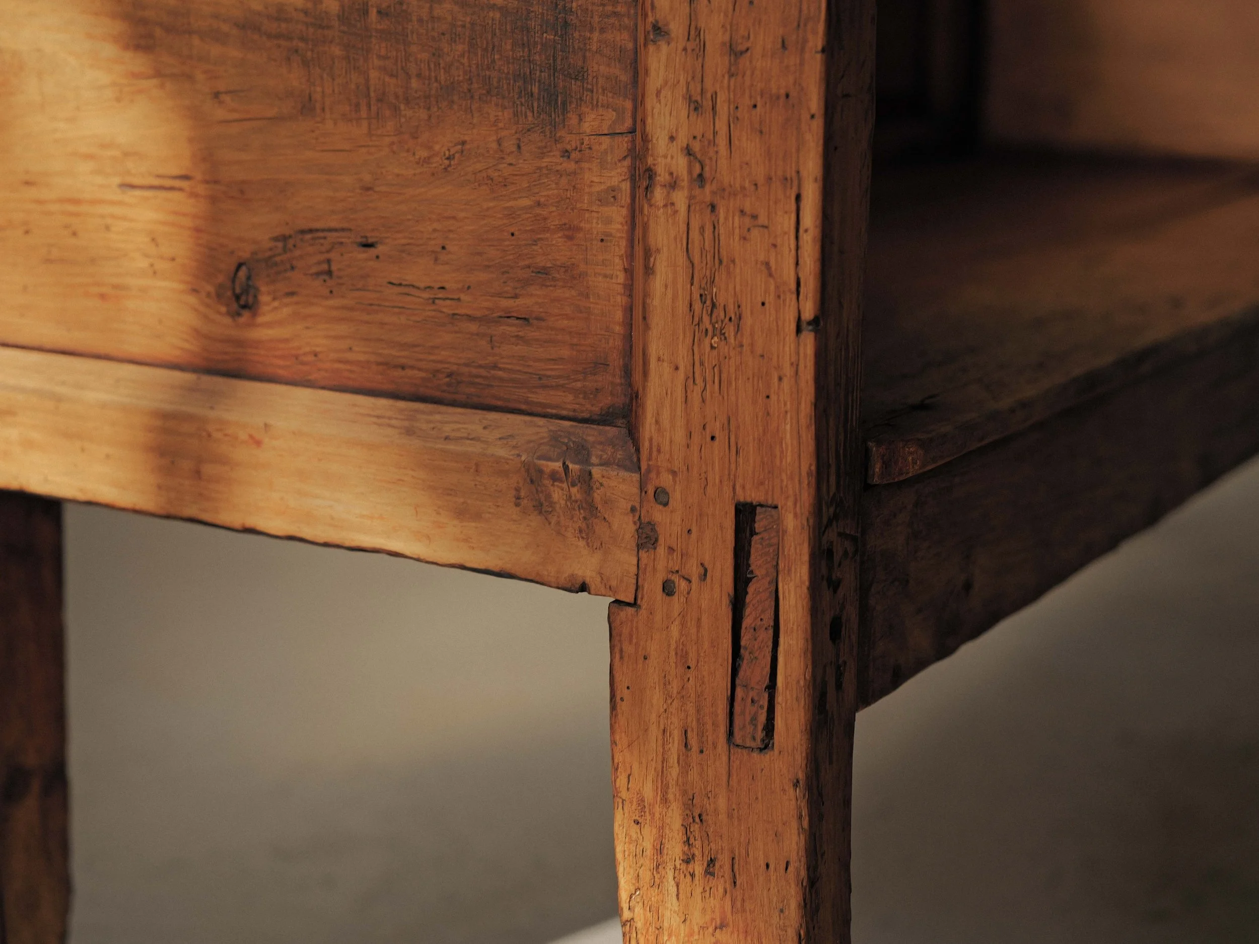 20260331A1-banc-art-populaire-espagnol-en-bois-massif-pyrenees-19eme-siecle-7.jpg