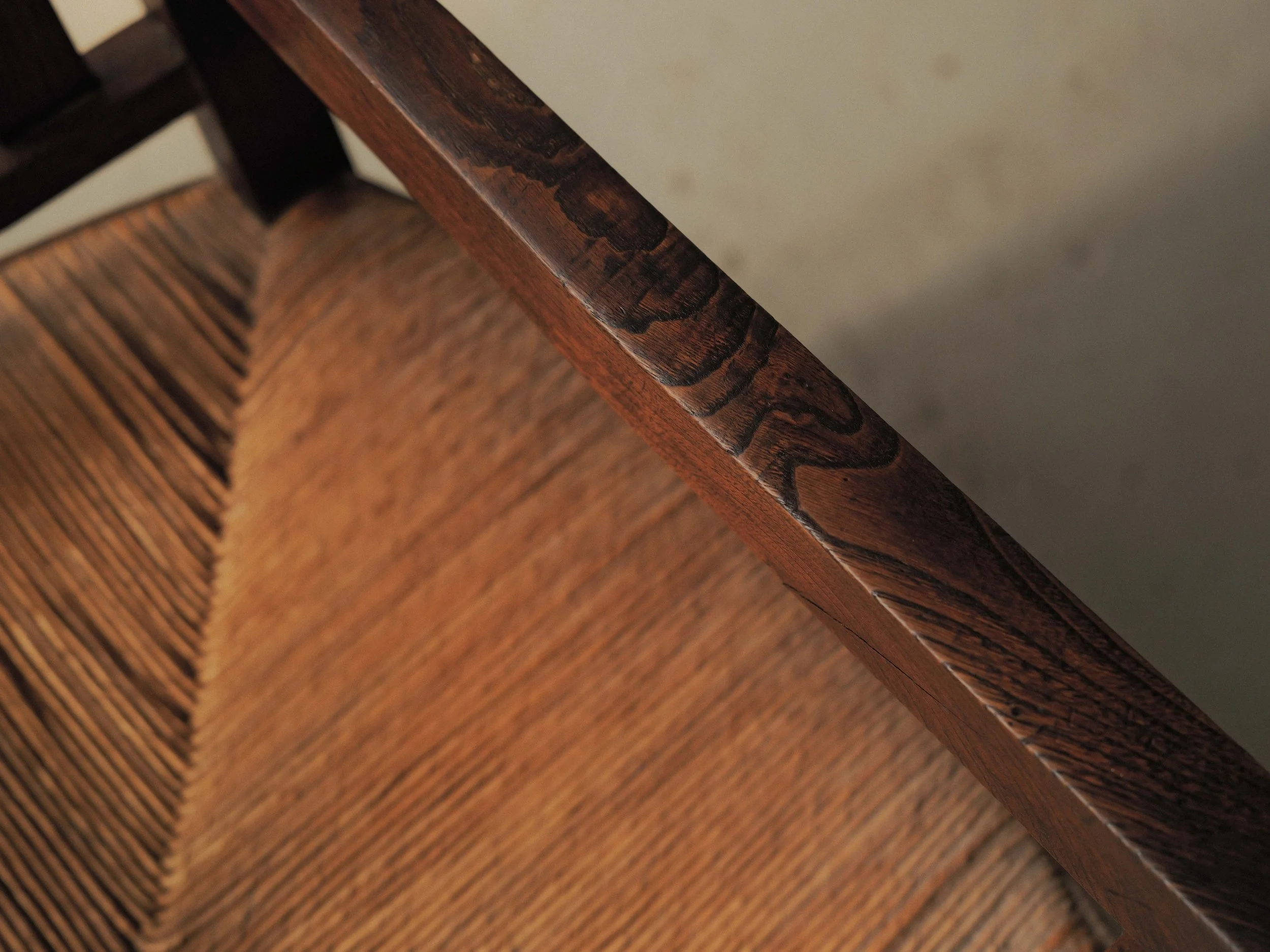 20260410A-fauteuil-artisanal-chene-massif-et-paille-tressee-vers-1950-11.jpg