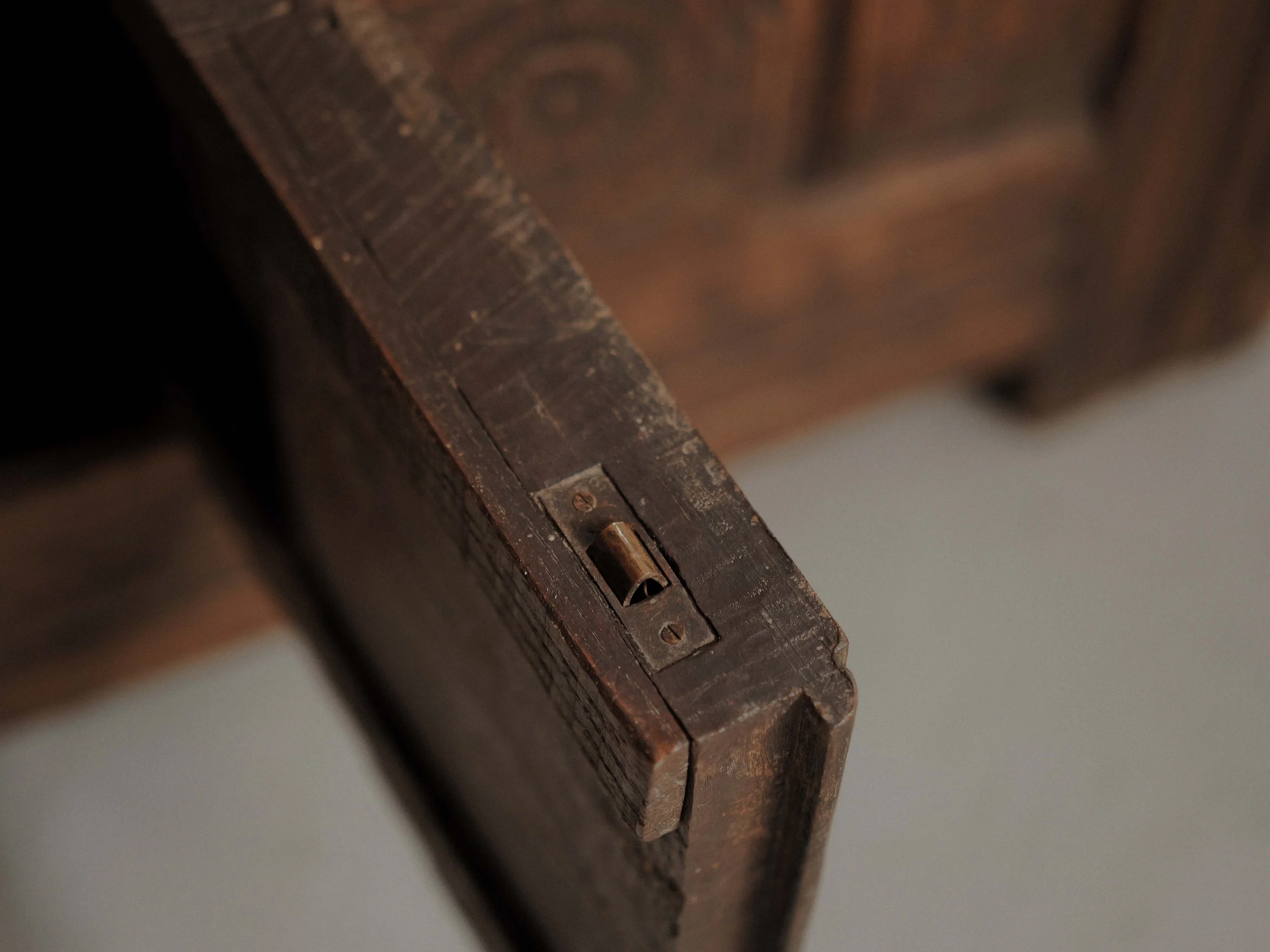 20260923M1-Armoire-coffre-en-chene-massif-entierement-sculptee-art-populaire-breton-19eme-siecle-16.jpg