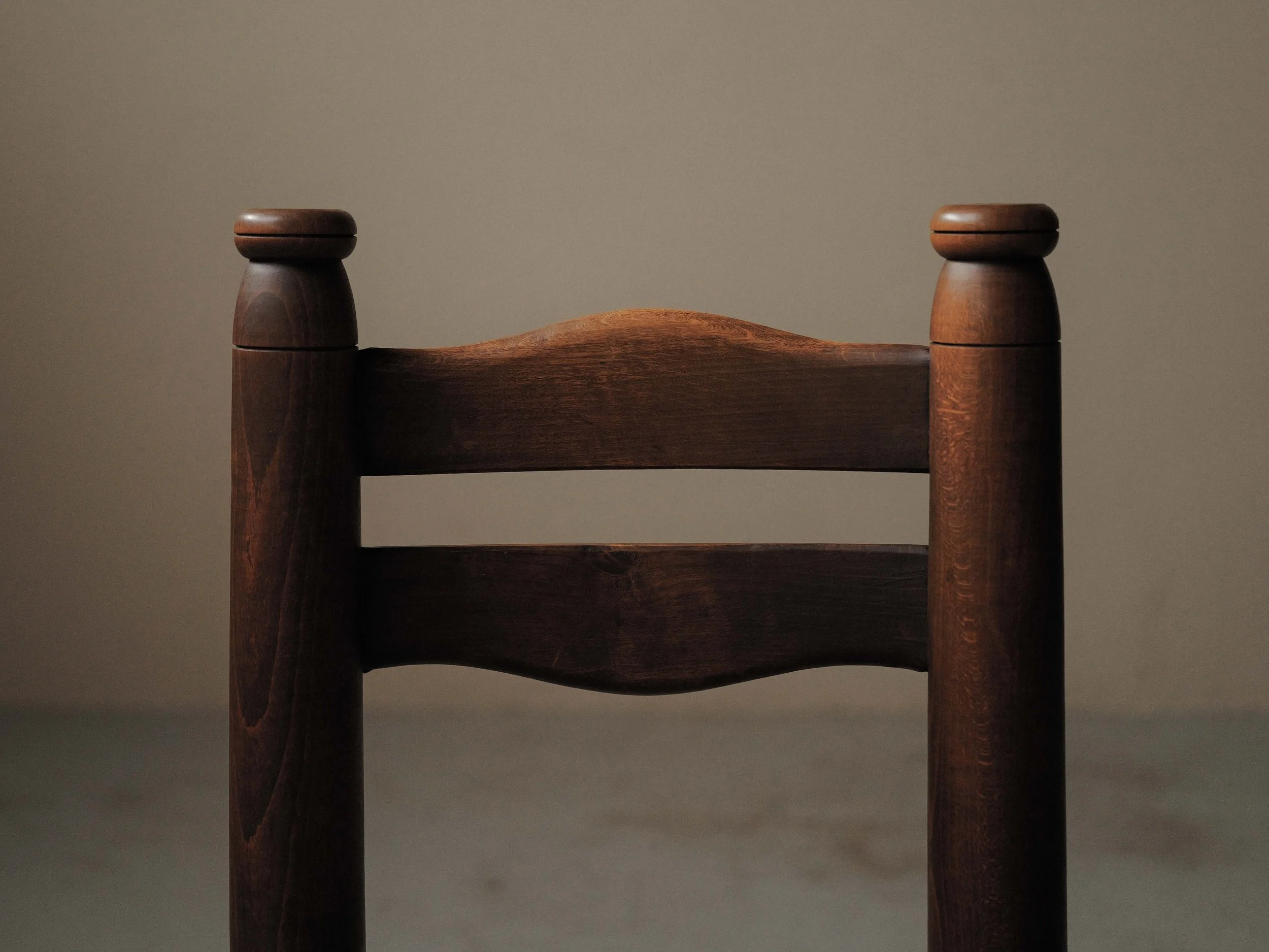 20260603A1-Ensemble-de-4-chaises-rustico-modernistes-en-hetre-massif-France-vers-1940-13.jpg