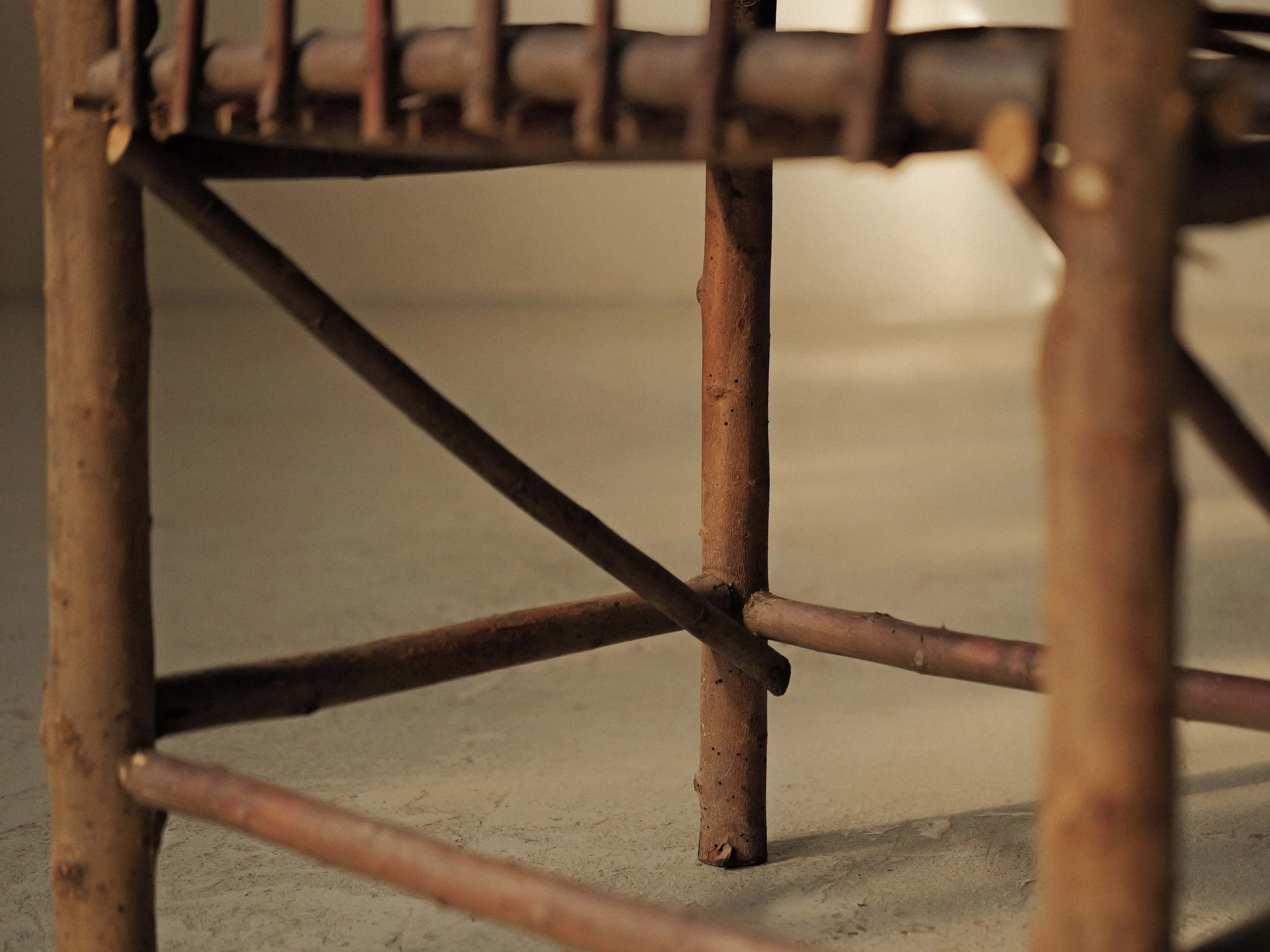 20260908A3-Fauteuil-naif-en-branches-de-noisetier-france-vers-1950-13.jpg
