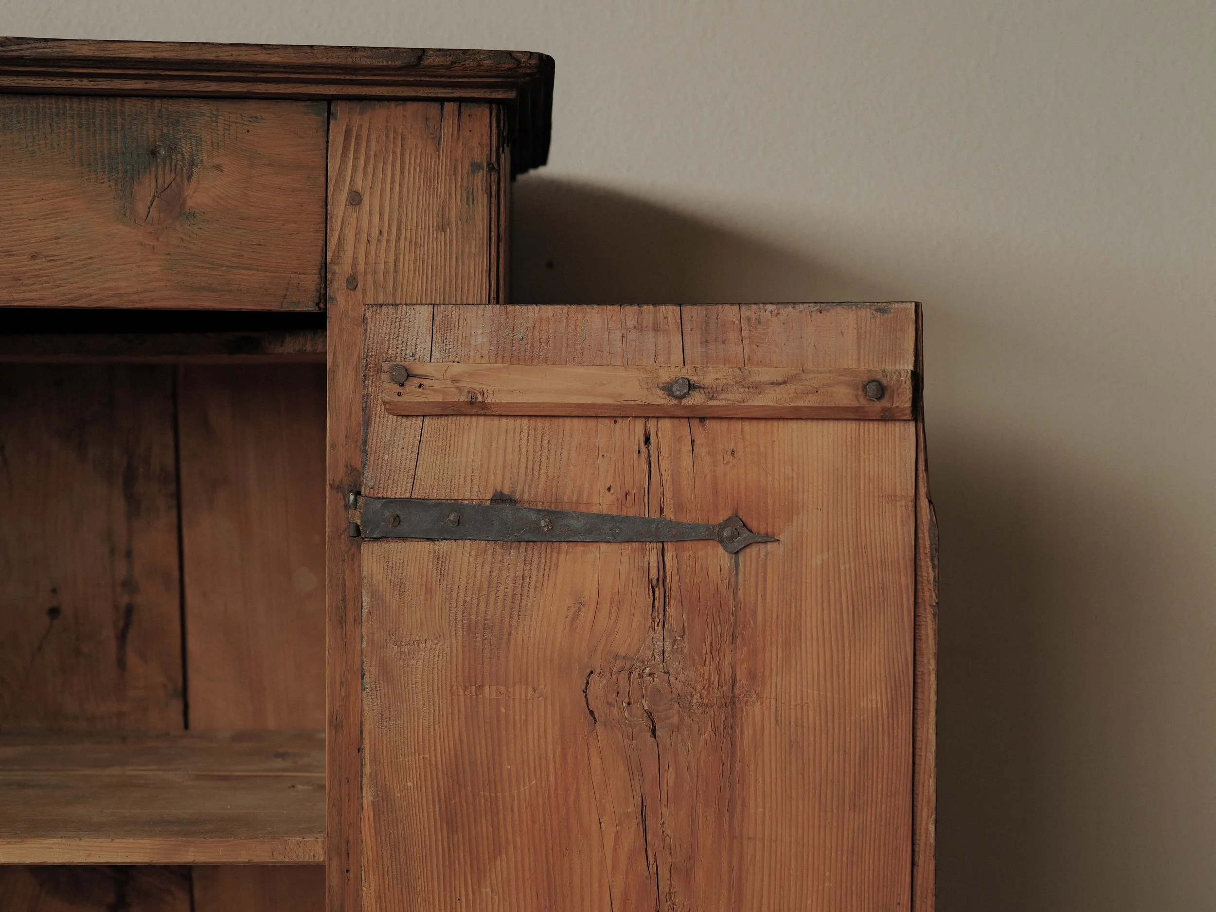 20260402M1-Armoire-alpine-en-pin-massif-art-populaire-savoie-18eme-siecle-11.jpg