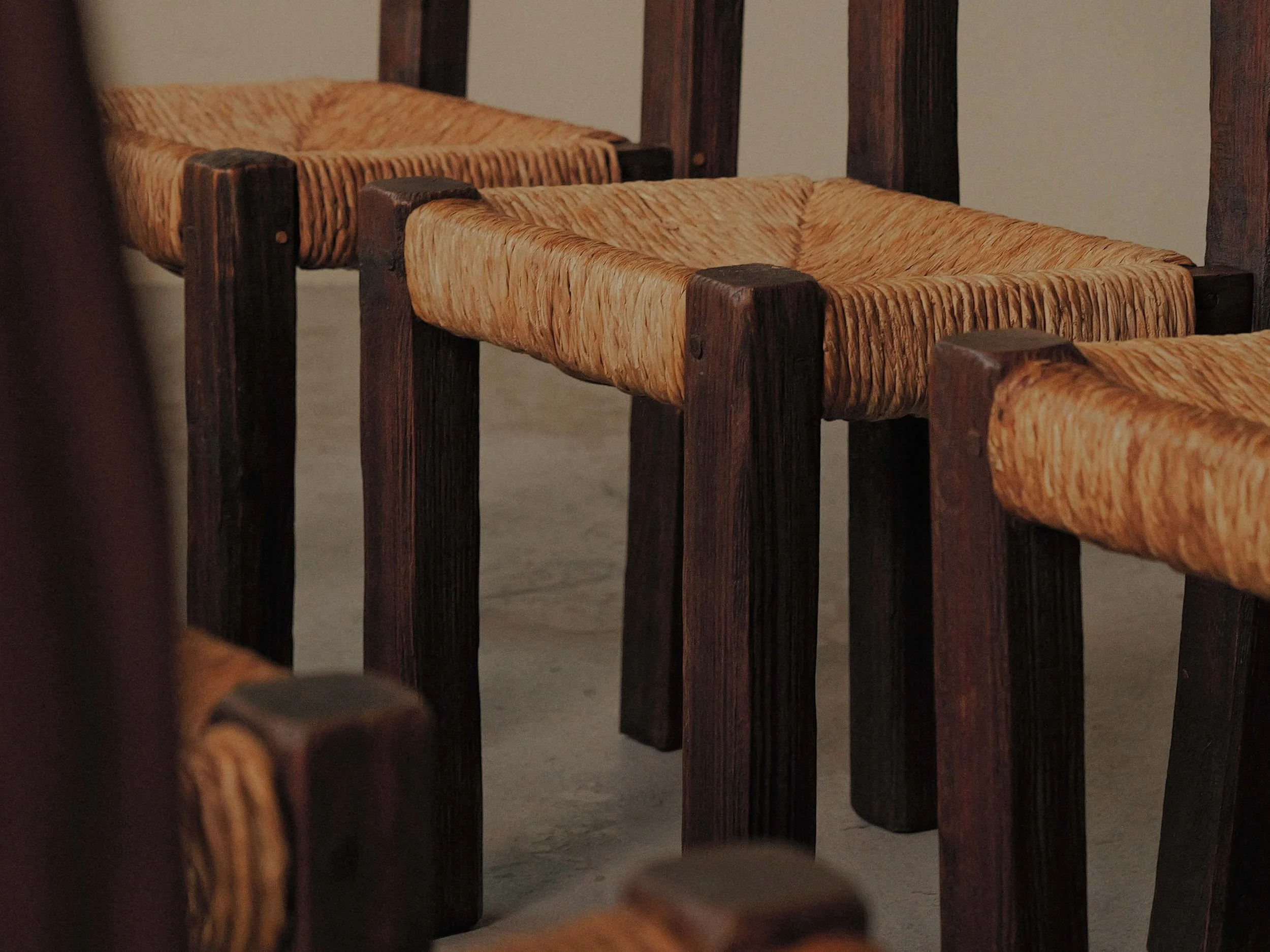 20260628A-et-20260630A2-ensemble-de-8-chaises-en-meleze-massif-et-paille-tressee-travail-artisanal-francais-vers-1960-6.jpg