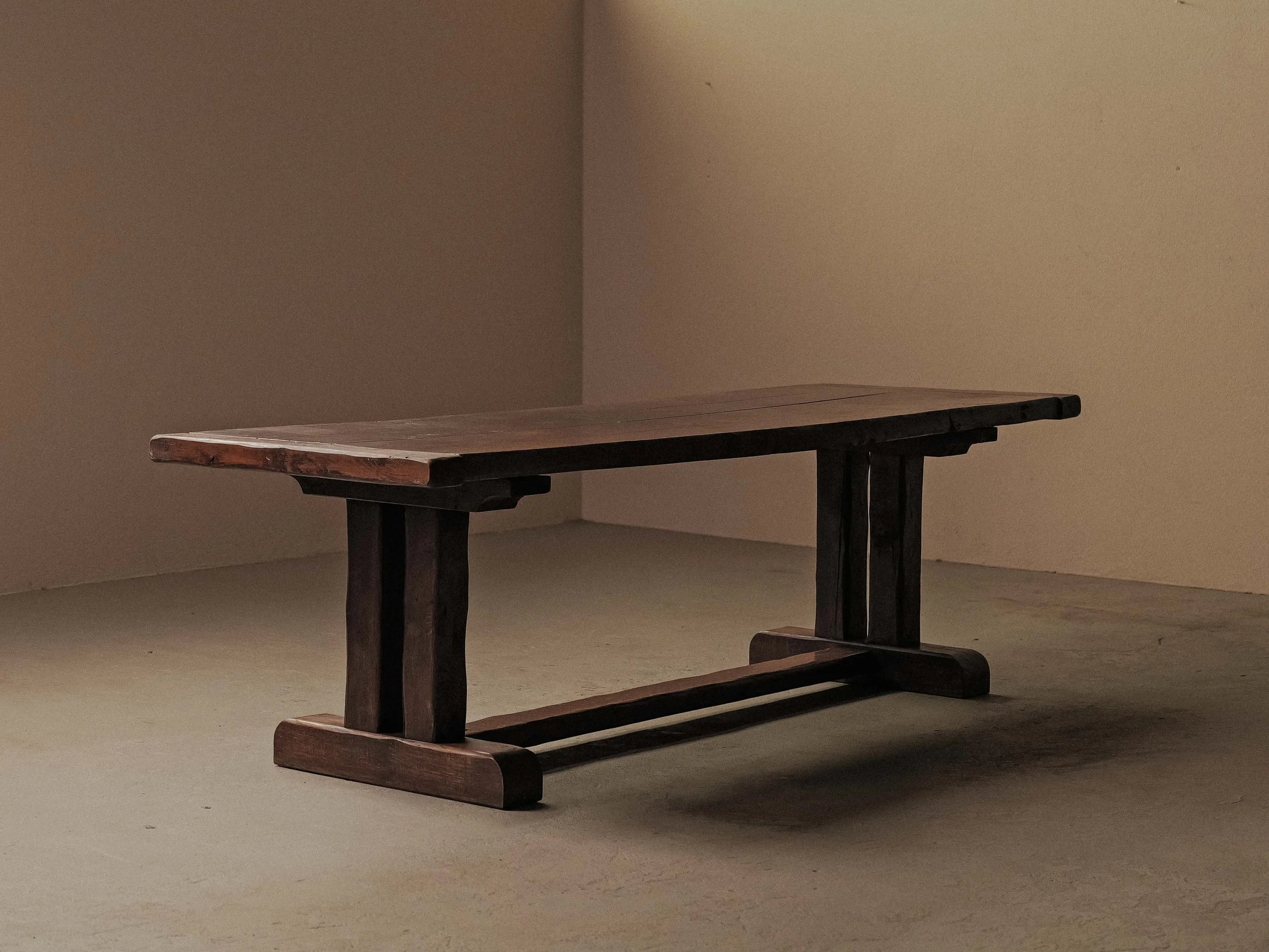 20260802T-Table-artisanale-en-chene-massif-signe-J.Mercier-Vers-1950.jpg