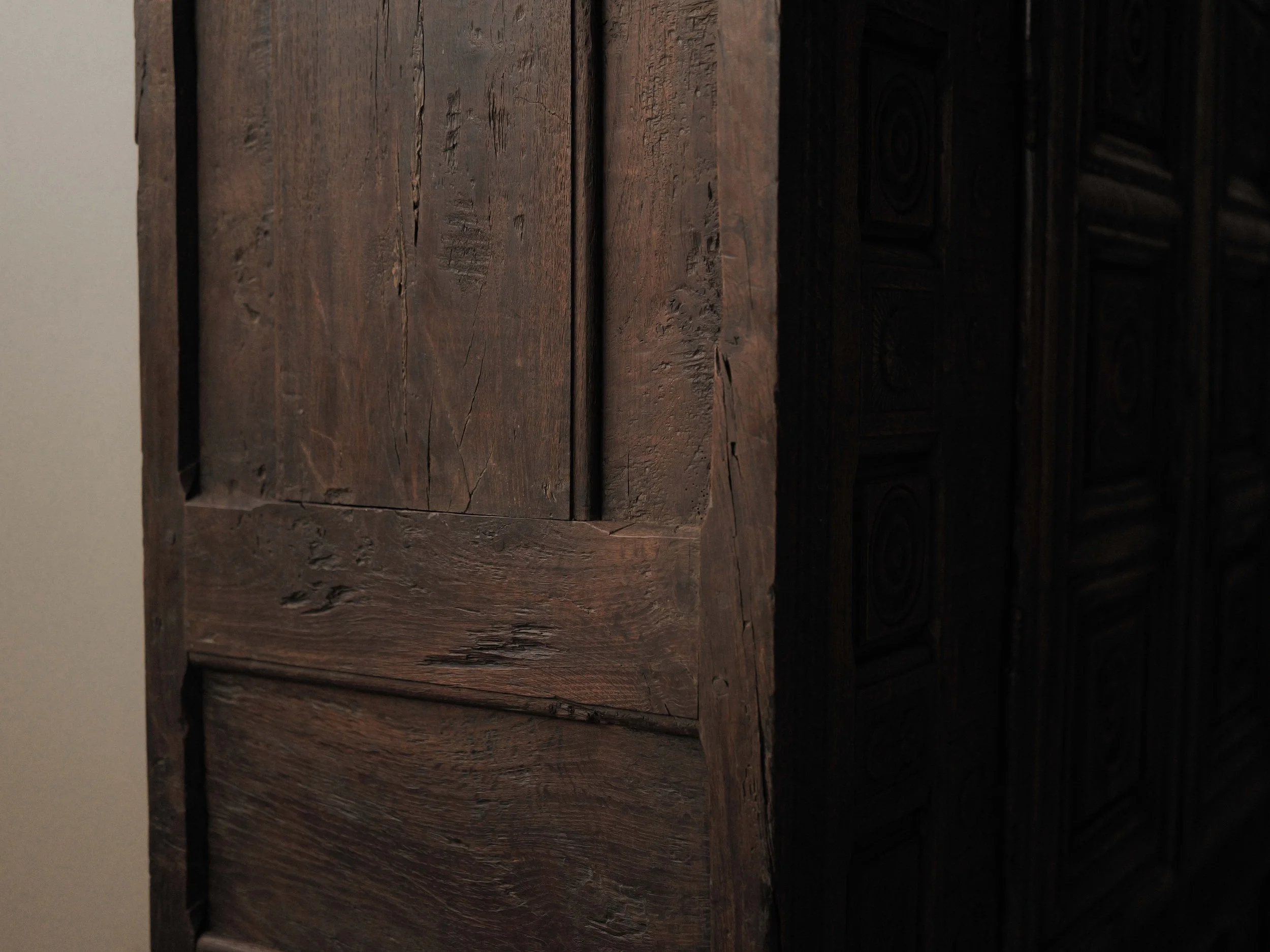 20260923M2-Armoire-coffre-en-chene-massif-entierement-sculptee-art-populaire-basque-19eme-siecle-22.jpg