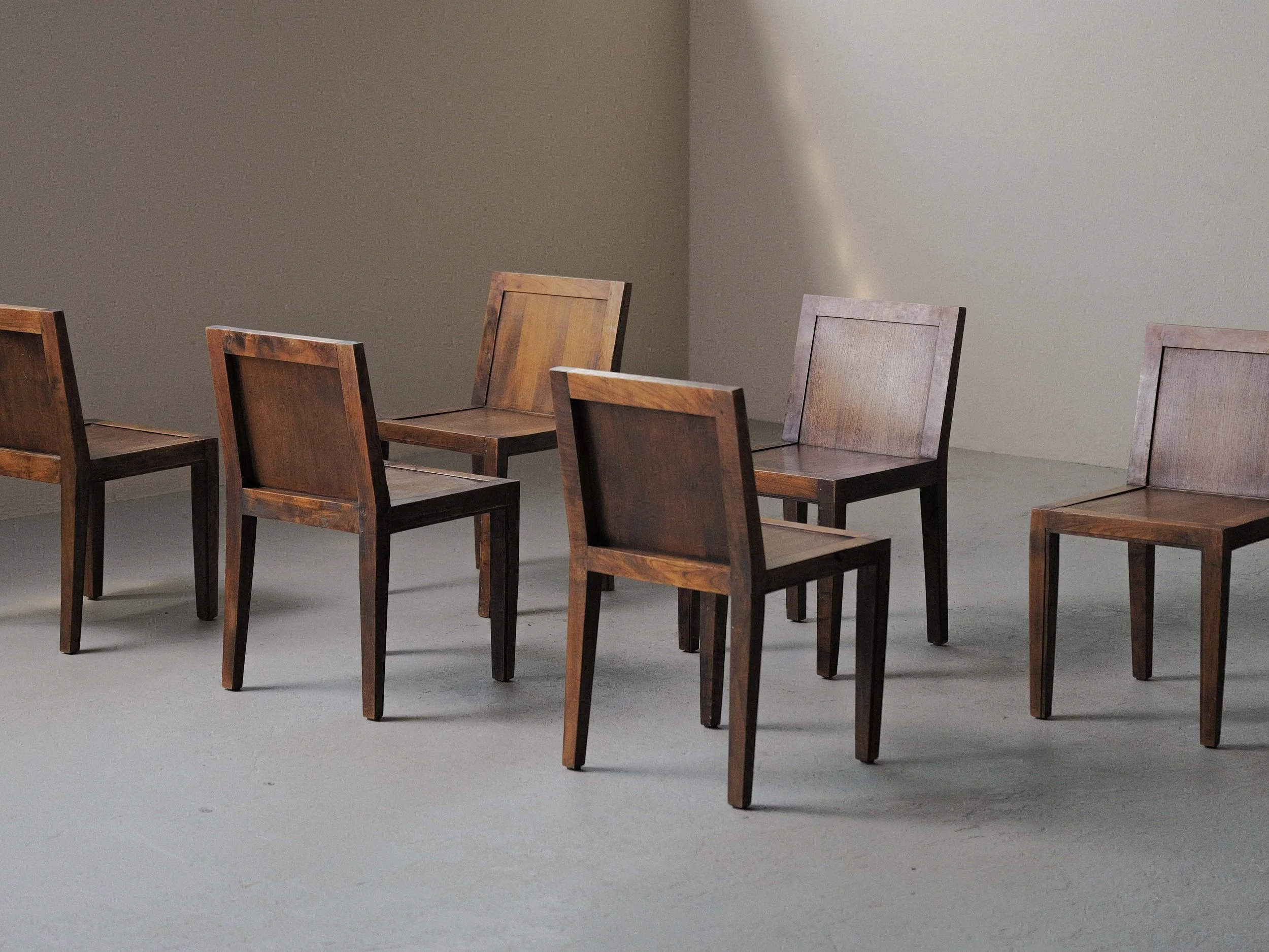 20260612A-Ensemble-de-6-chaises-enchene-massif-et-placage-de-chene-travail-artisanal-France-vers-1970-1980-14.jpg