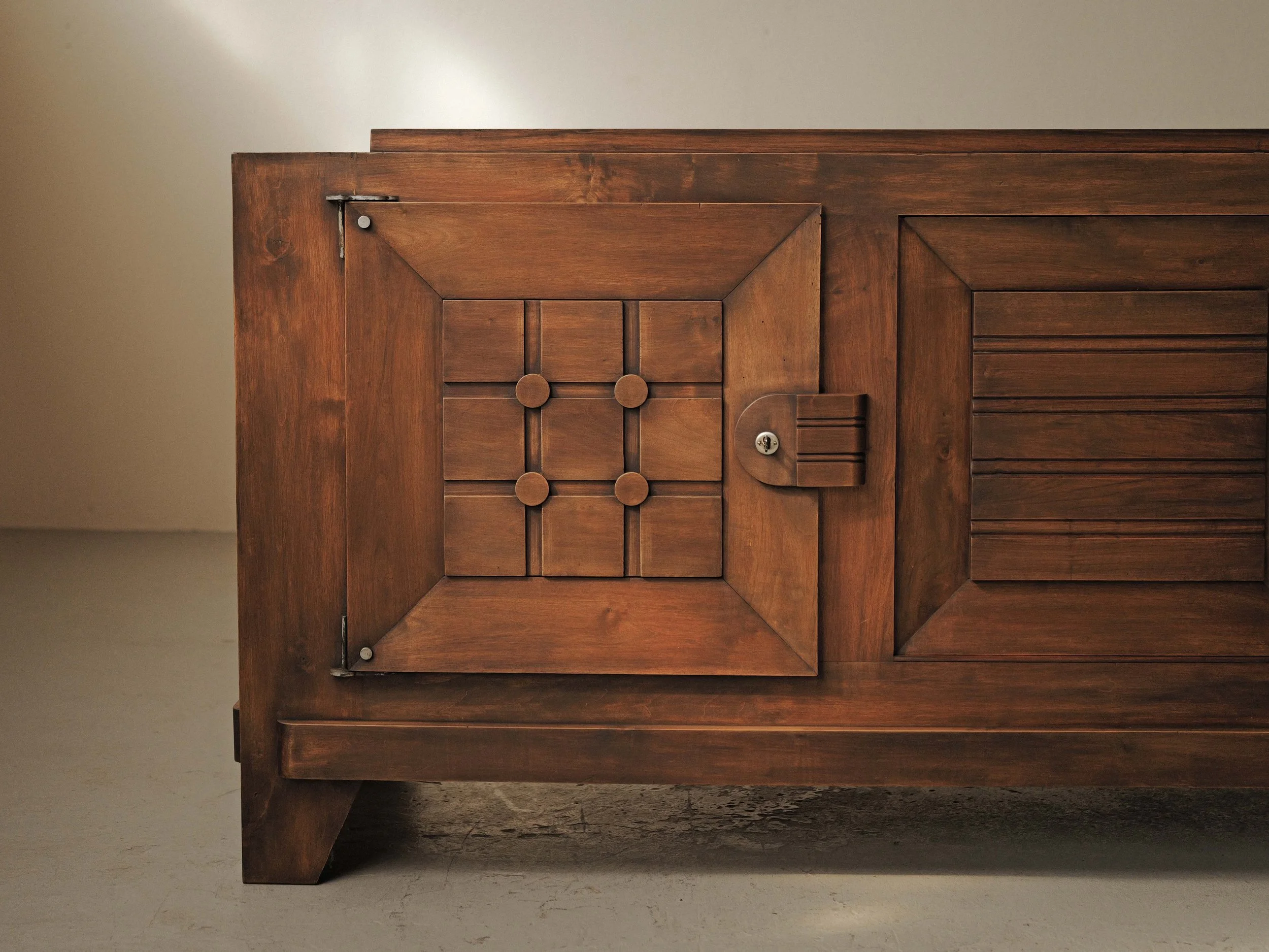 20260805M1-Buffet-en-bois-par-Charles-Dudouyt-edition-la-gentilhommiere-Circa-1940-8.jpg