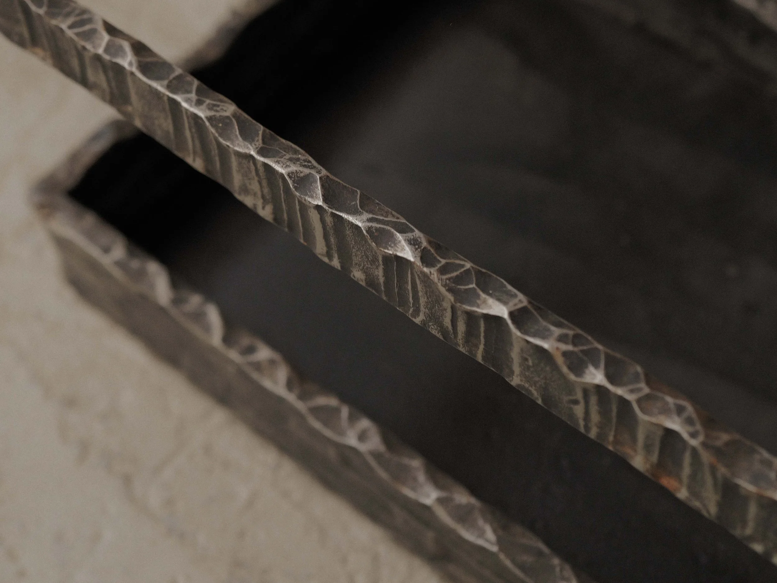 20260630T-table-d-appoint-brutaliste-en-fer-forge-et-dalles-de-verre-eclairante-12.jpg