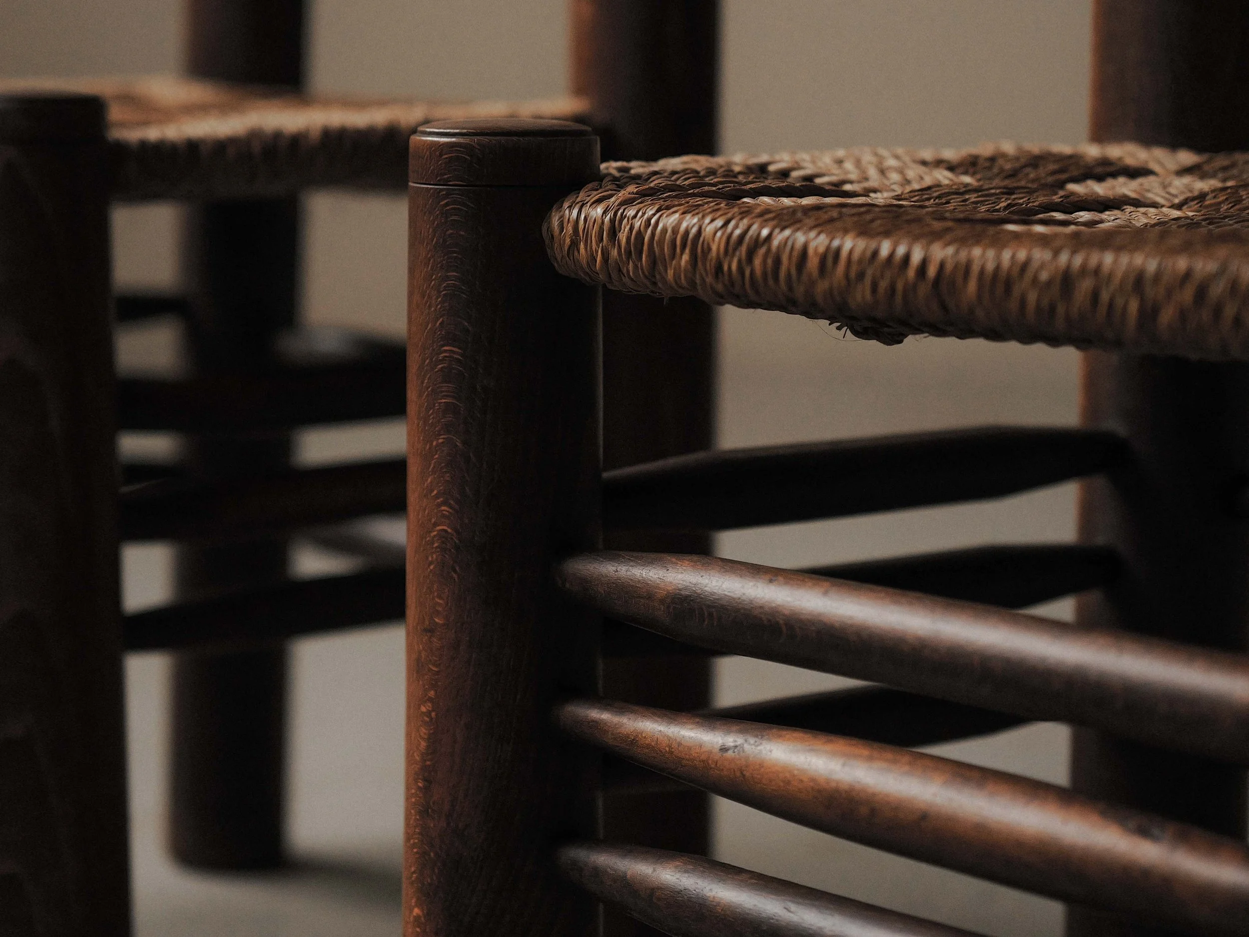 20260603A1-Ensemble-de-4-chaises-rustico-modernistes-en-hetre-massif-France-vers-1940-9.jpg
