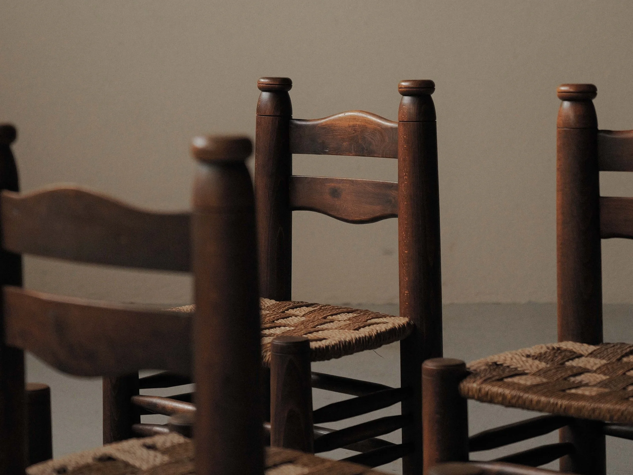 20260603A1-Ensemble-de-4-chaises-rustico-modernistes-en-hetre-massif-France-vers-1940-3.jpg