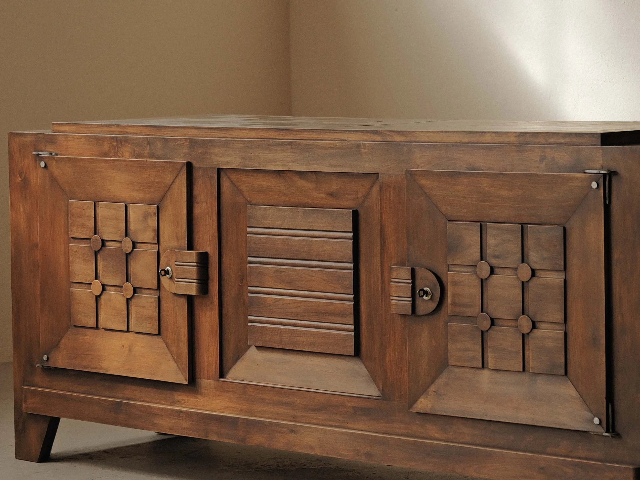 20260805M1-Buffet-en-bois-par-Charles-Dudouyt-edition-la-gentilhommiere-Circa-1940-3.jpg