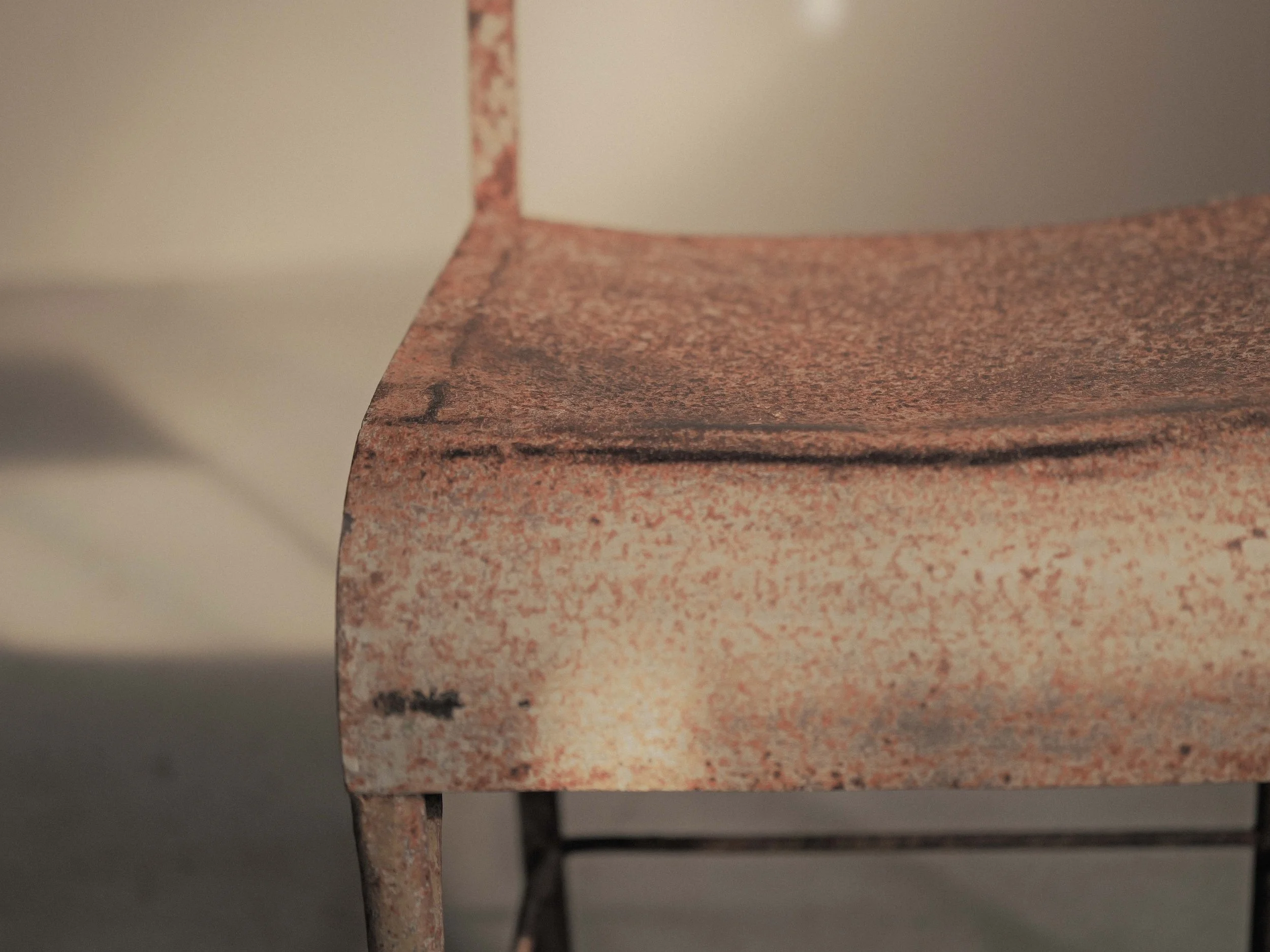 20260921A2-paire-de-chaises-en-acier-rivete-vers-1920-8.jpg