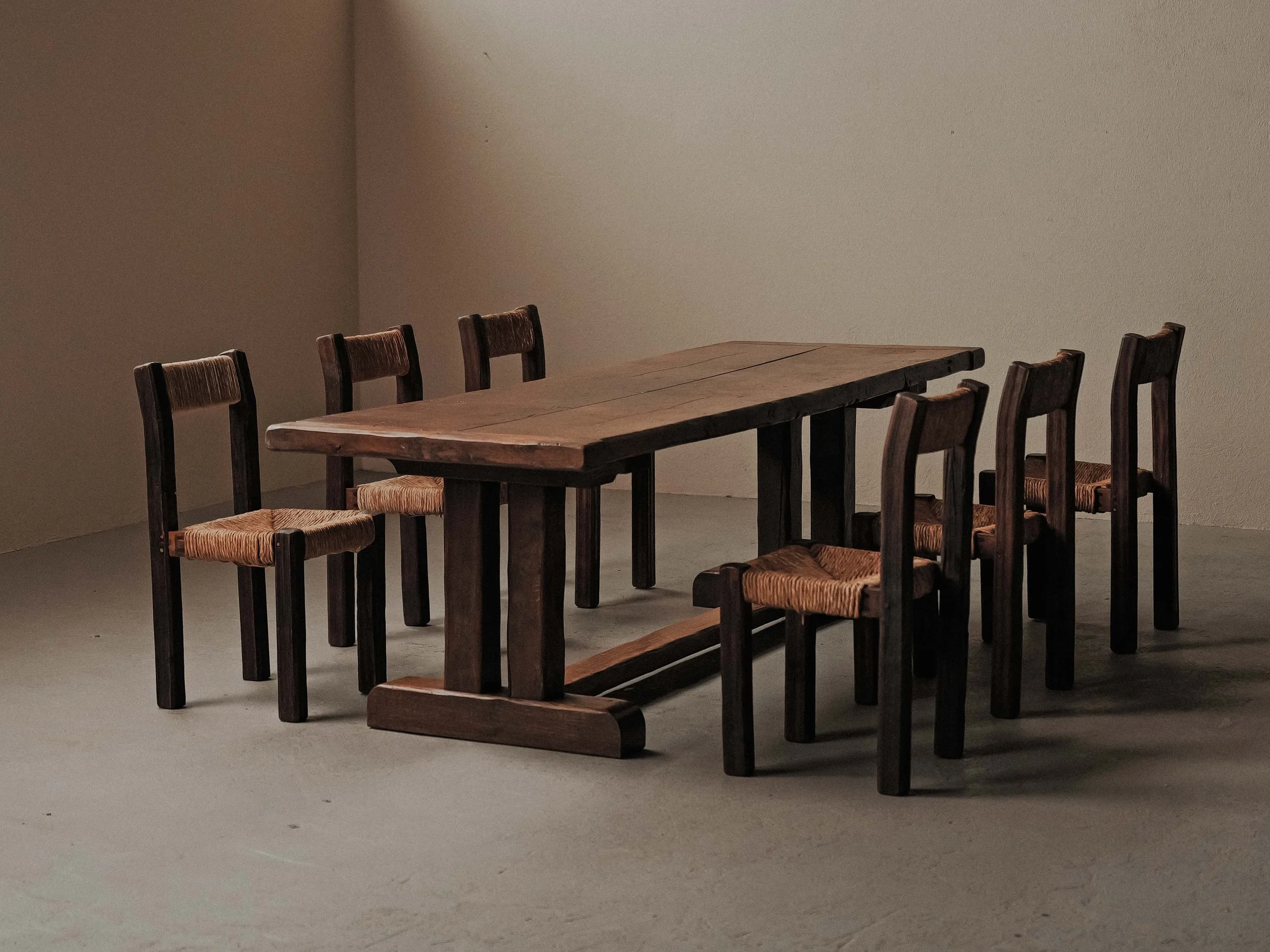 20260802T-Table-artisanale-en-chene-massif-signe-J.Mercier-Vers-1950-24.jpg