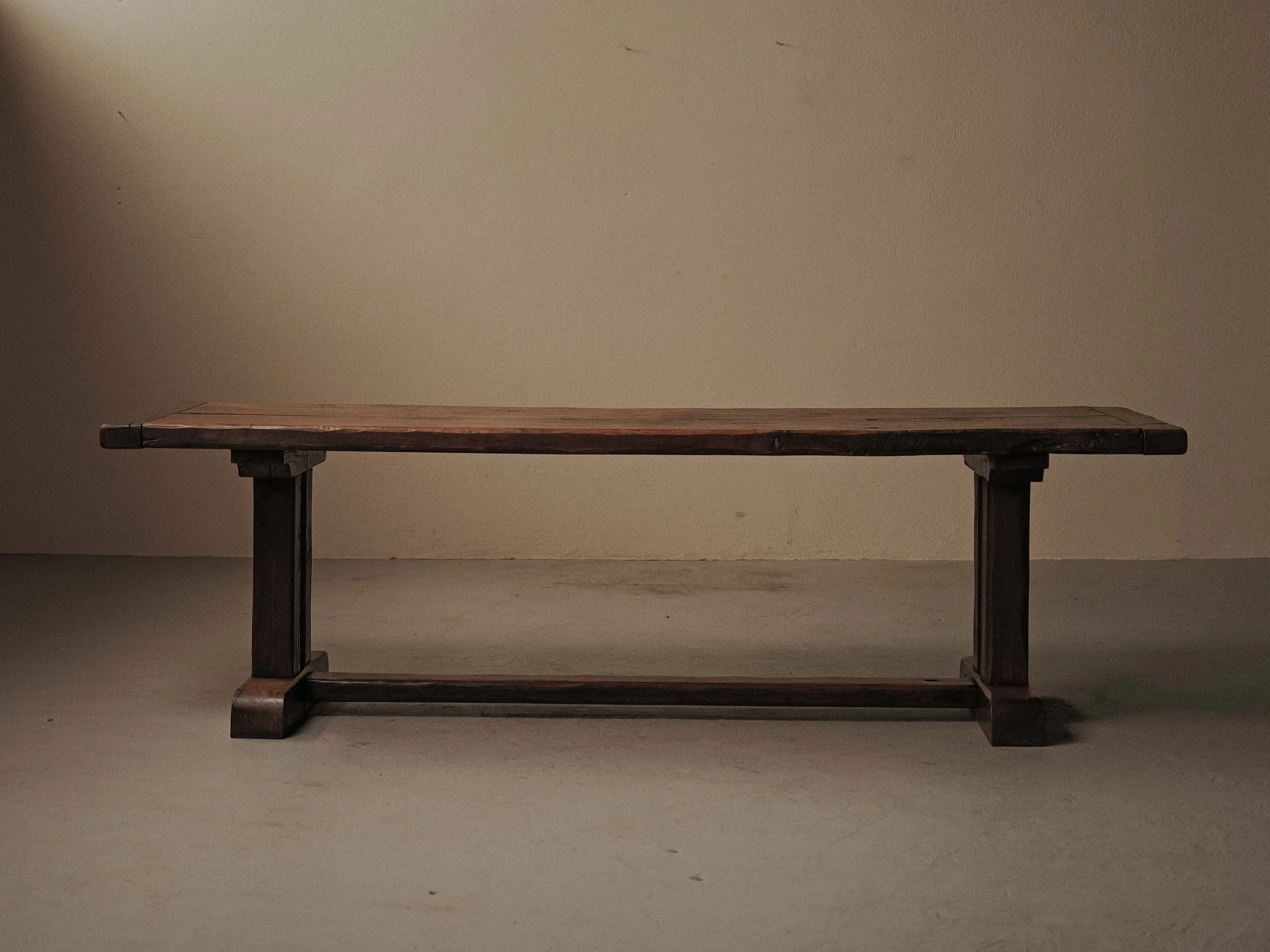 20260802T-Table-artisanale-en-chene-massif-signe-J.Mercier-Vers-1950-18.jpg