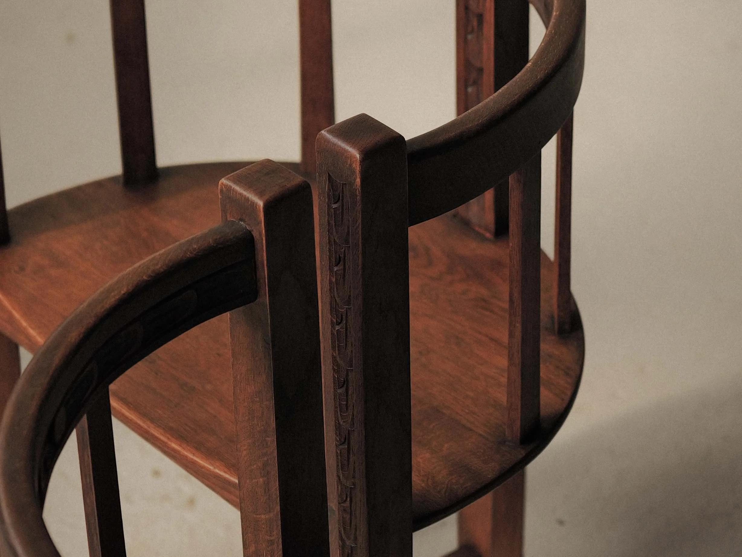 20260331A2-paire-de-fauteuils-tripode-en-chene-massif-travail-regionaliste-vers-1950-9.jpg